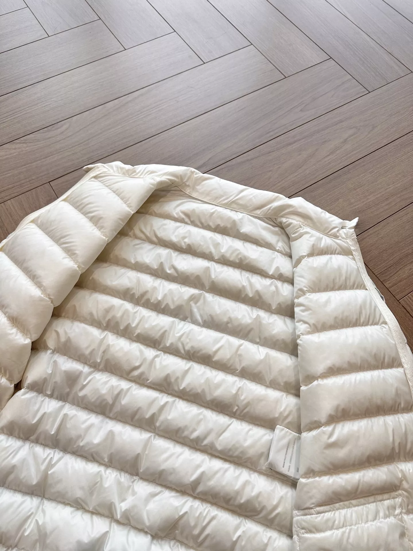 몽클레어 경량 라운드넥 퀼팅 쇼트 패딩 상세 이미지 45