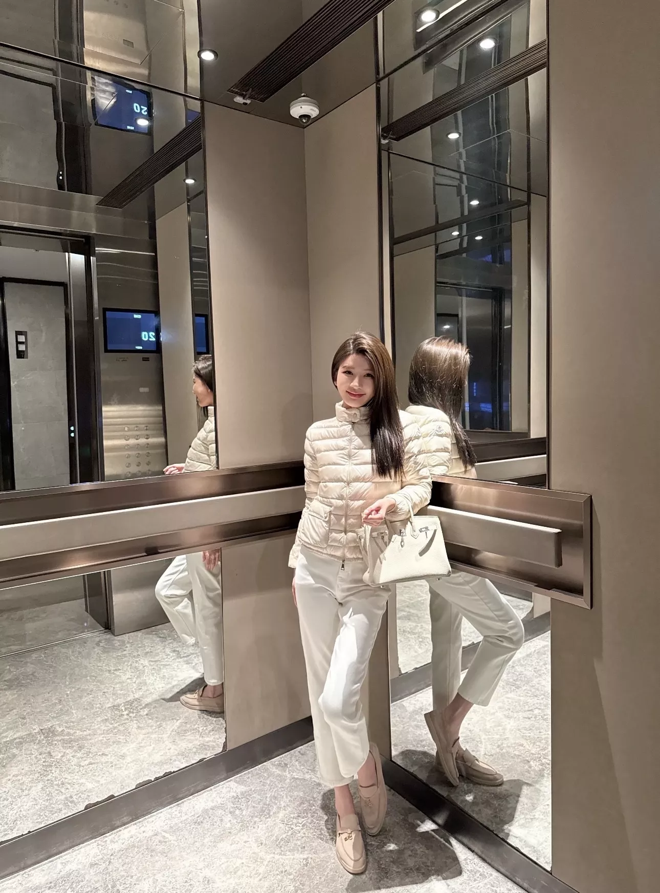 몽클레어 경량 라운드넥 퀼팅 쇼트 패딩 상세 이미지 104