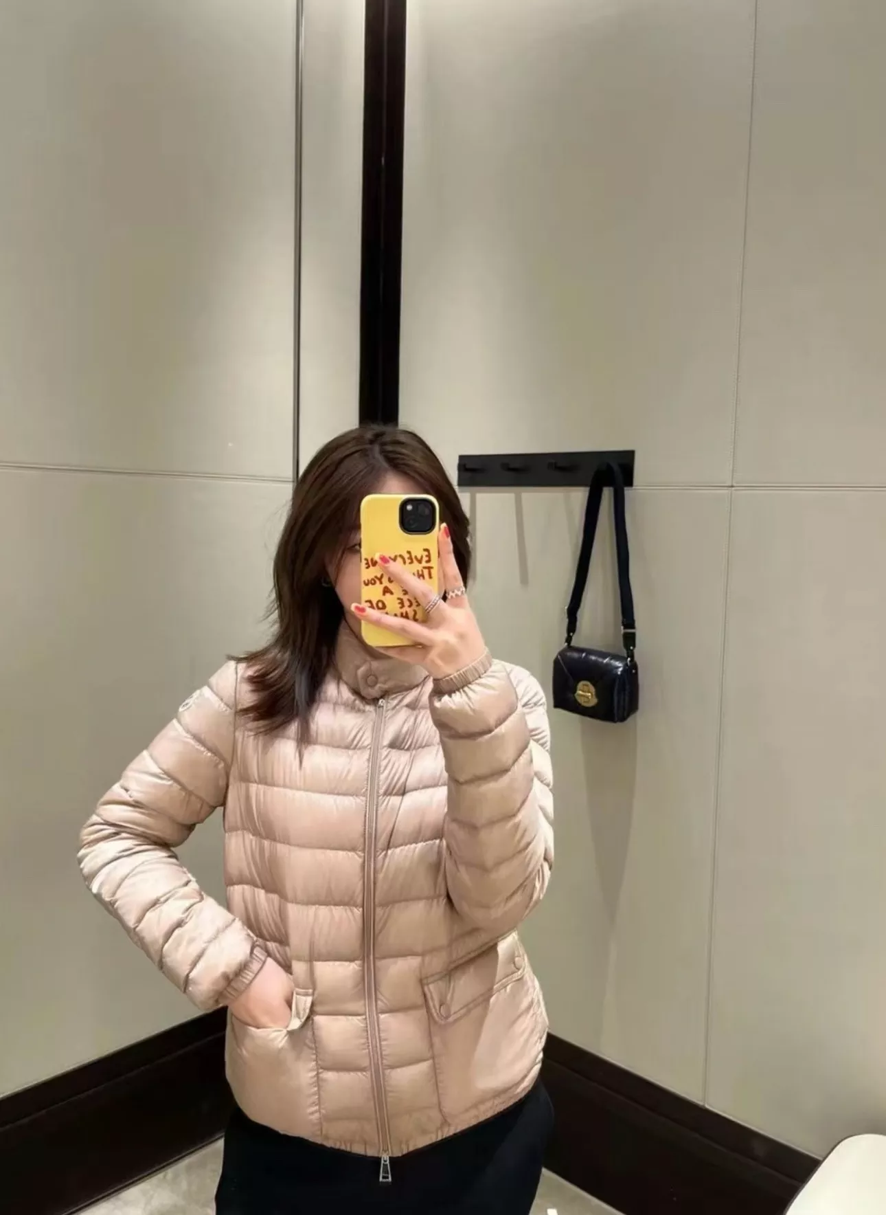 몽클레어 경량 라운드넥 퀼팅 쇼트 패딩 상세 이미지 125