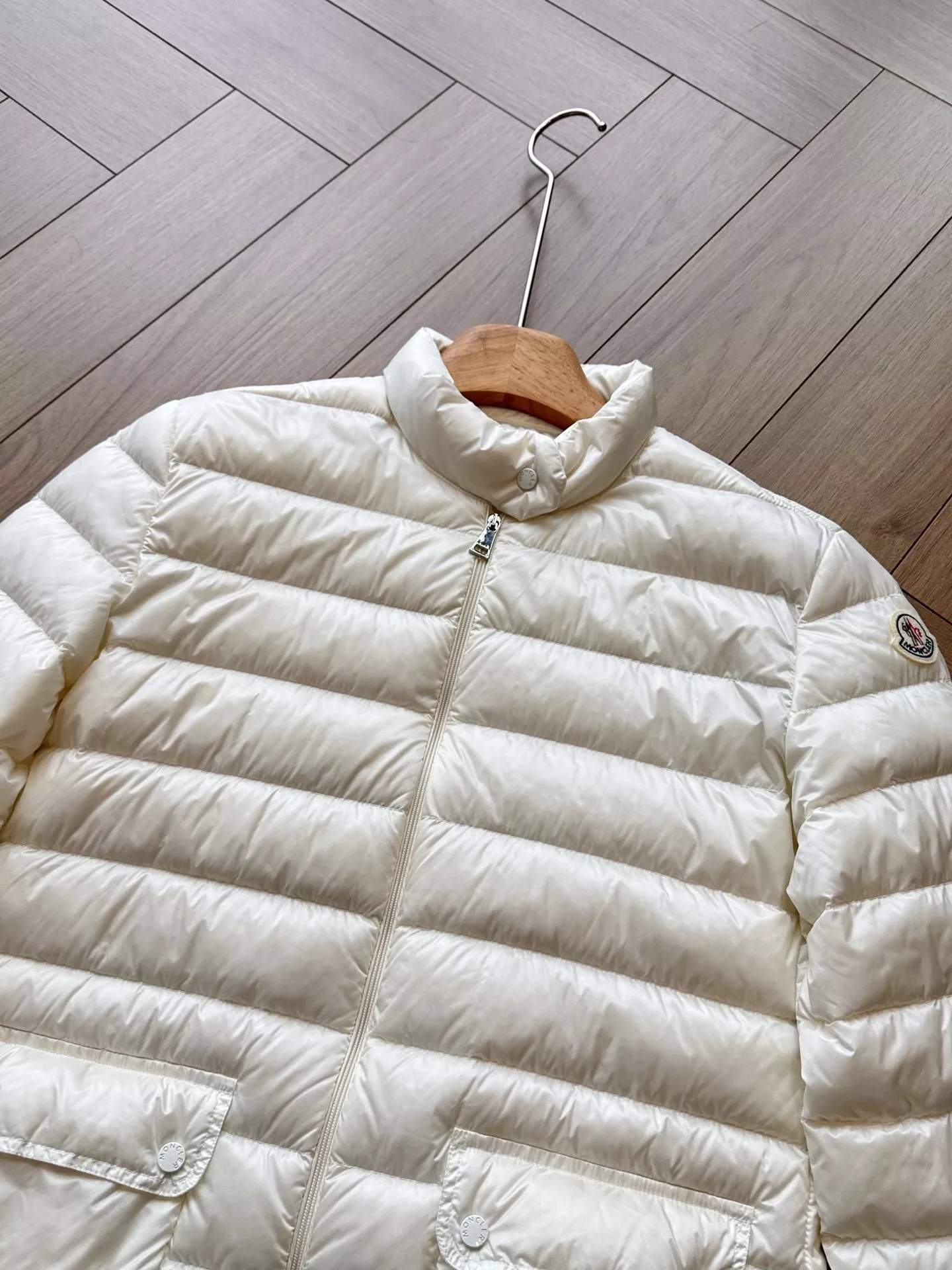몽클레어 경량 라운드넥 퀼팅 쇼트 패딩 상세 이미지 24