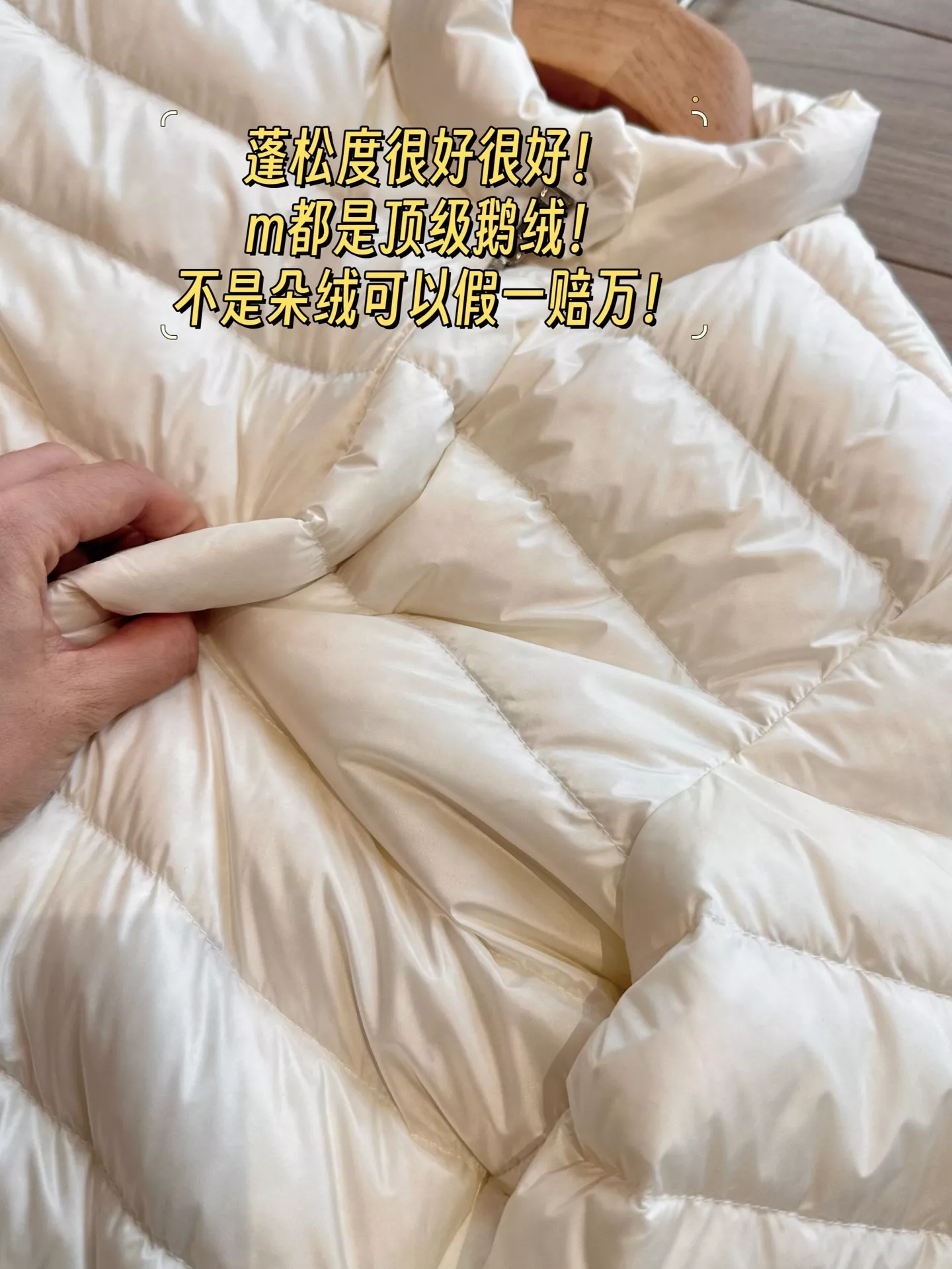 몽클레어 경량 라운드넥 퀼팅 쇼트 패딩 상세 이미지 29