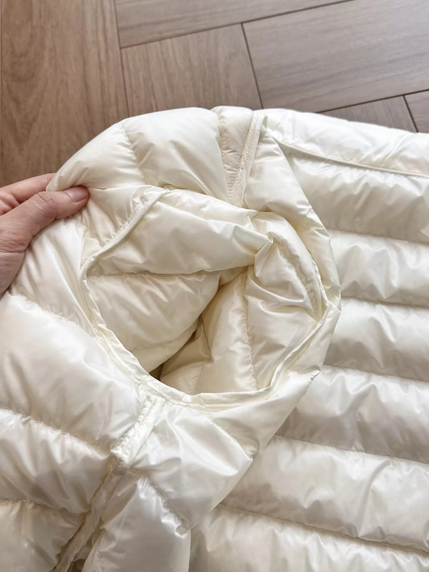 몽클레어 경량 라운드넥 퀼팅 쇼트 패딩 상세 이미지 46