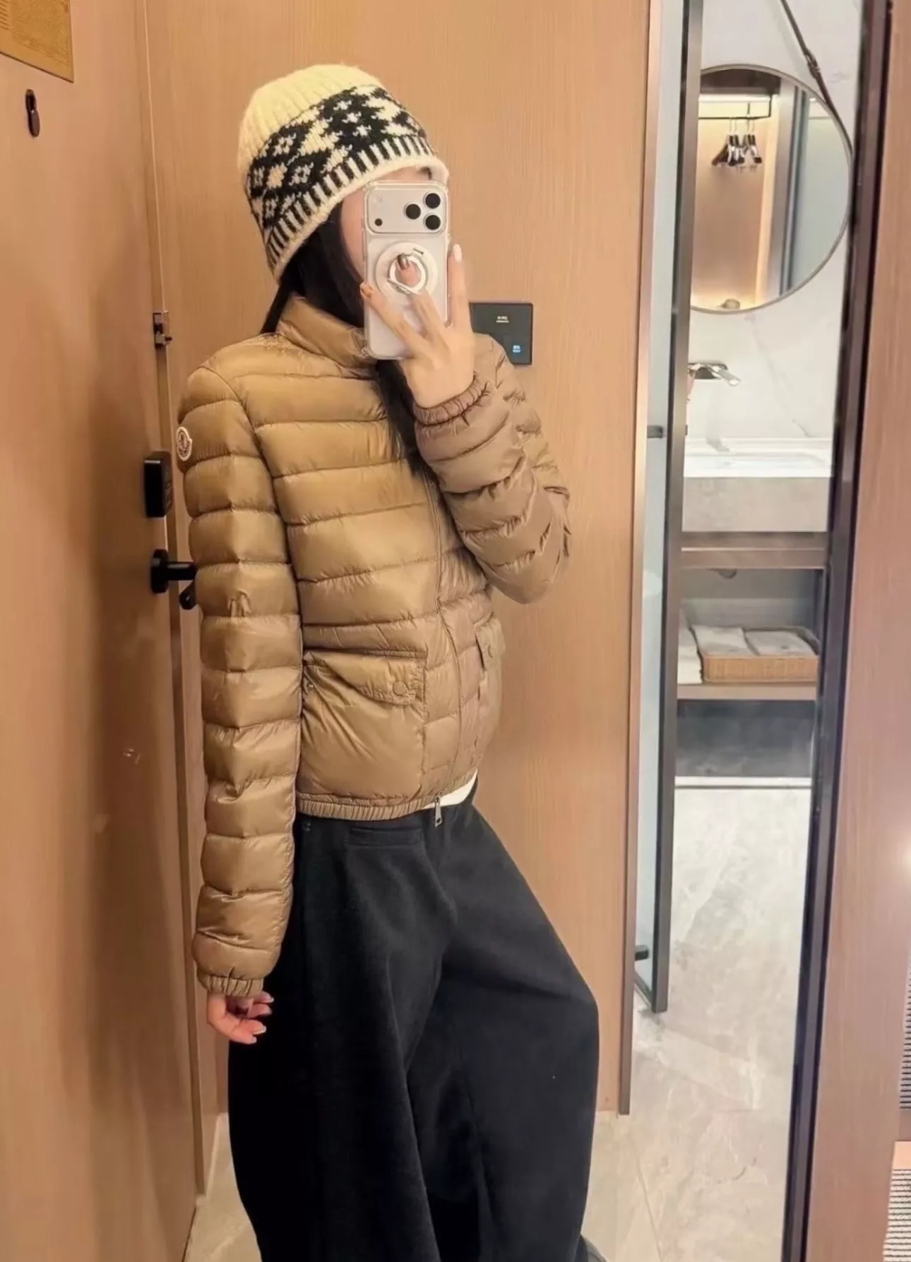 몽클레어 경량 라운드넥 퀼팅 쇼트 패딩 상세 이미지 128