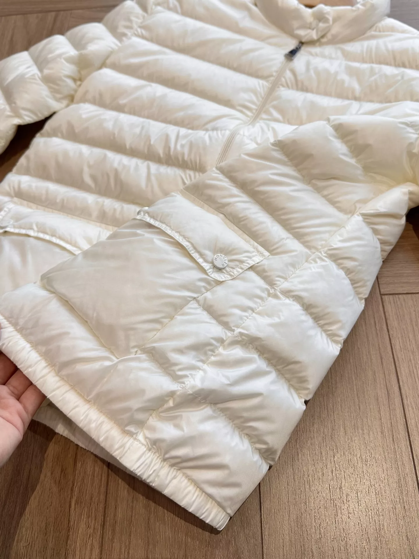 몽클레어 경량 라운드넥 퀼팅 쇼트 패딩 상세 이미지 42