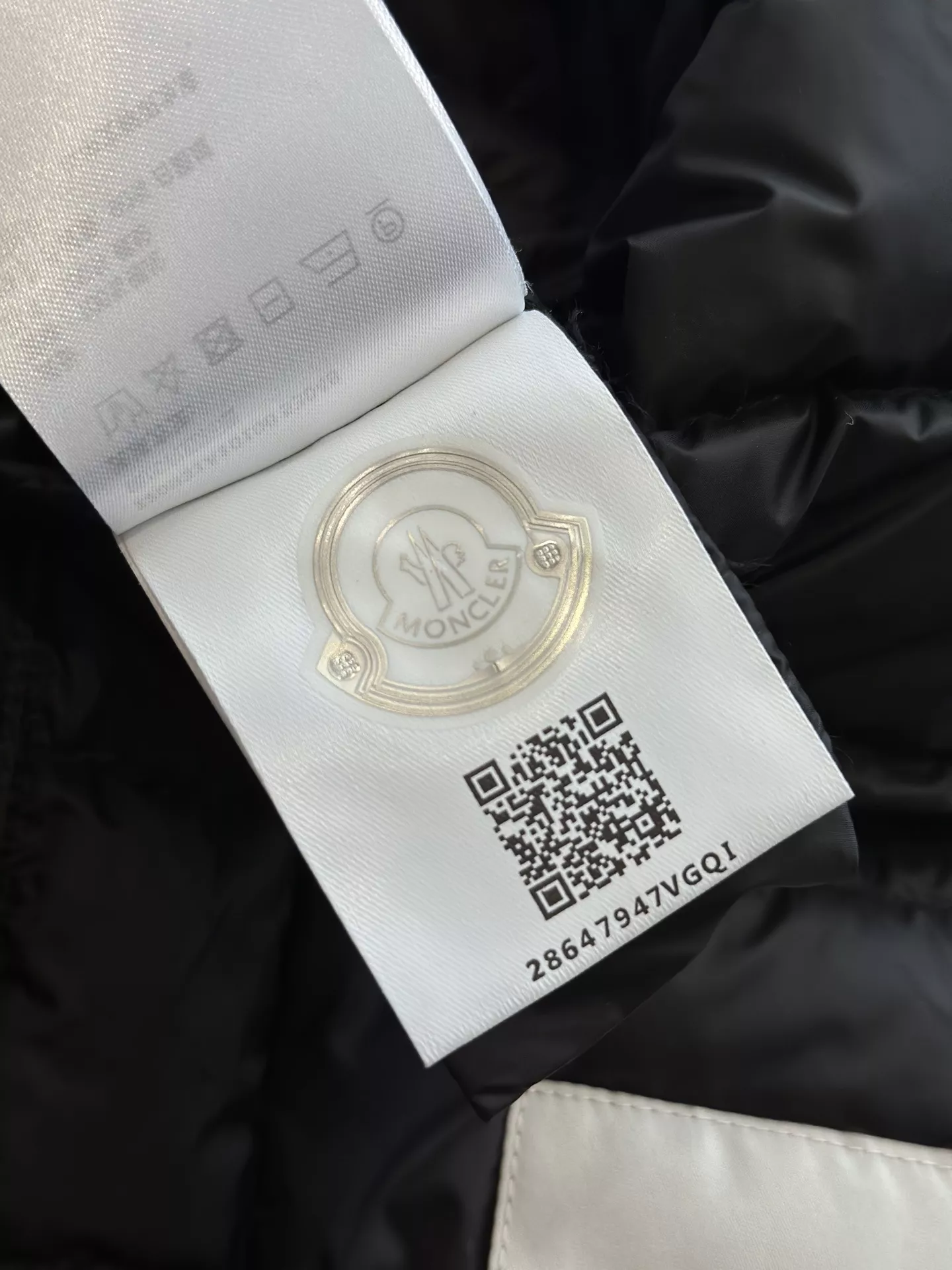 몽클레어 경량 라운드넥 퀼팅 쇼트 패딩 상세 이미지 102