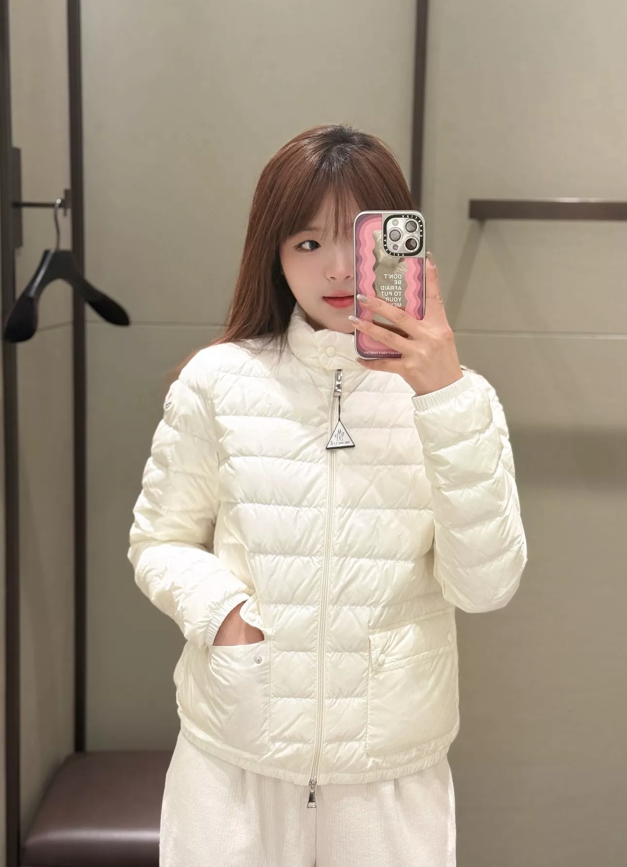 몽클레어 경량 라운드넥 퀼팅 쇼트 패딩 상세 이미지 106