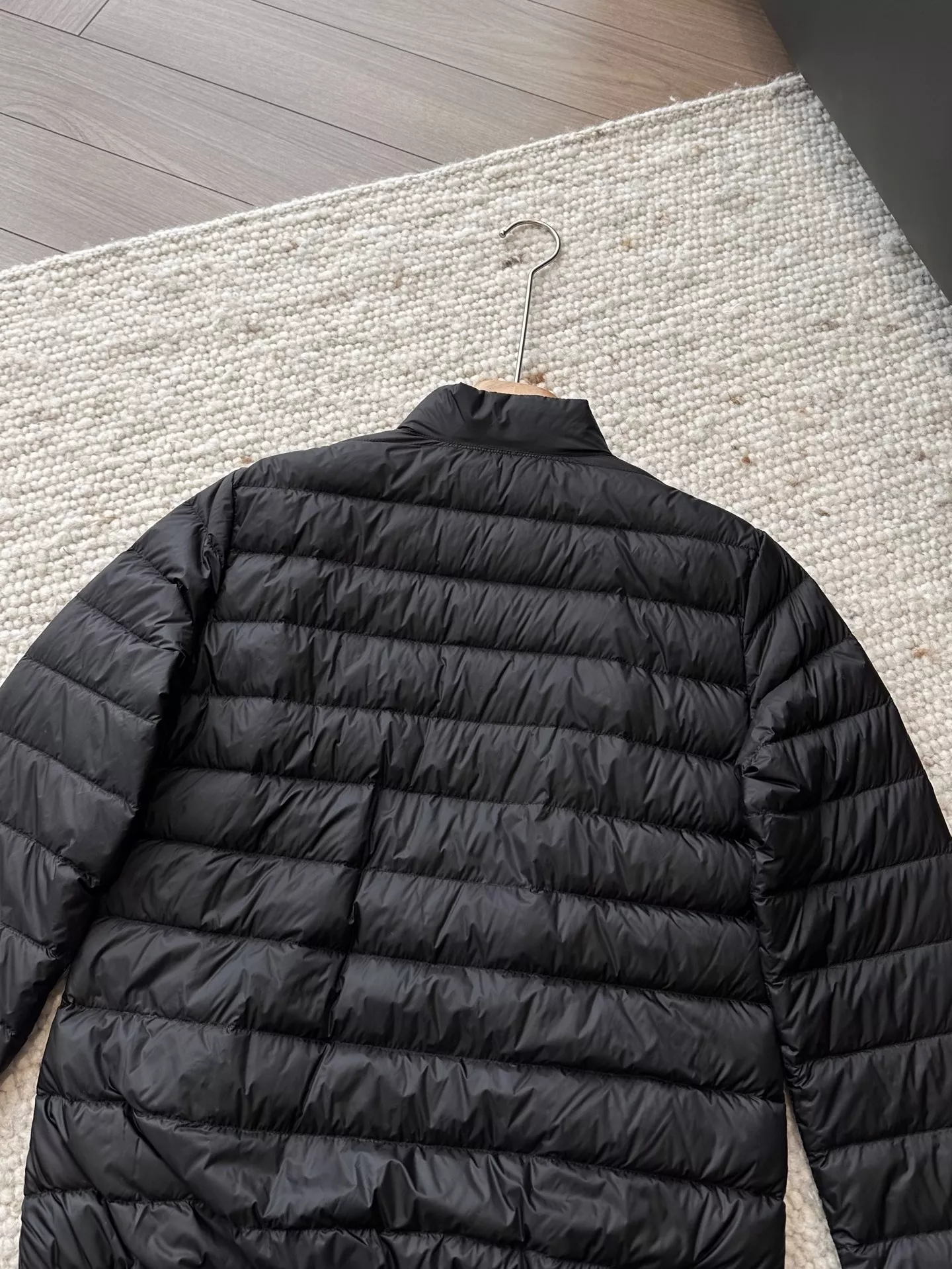 몽클레어 경량 라운드넥 퀼팅 쇼트 패딩 상세 이미지 92