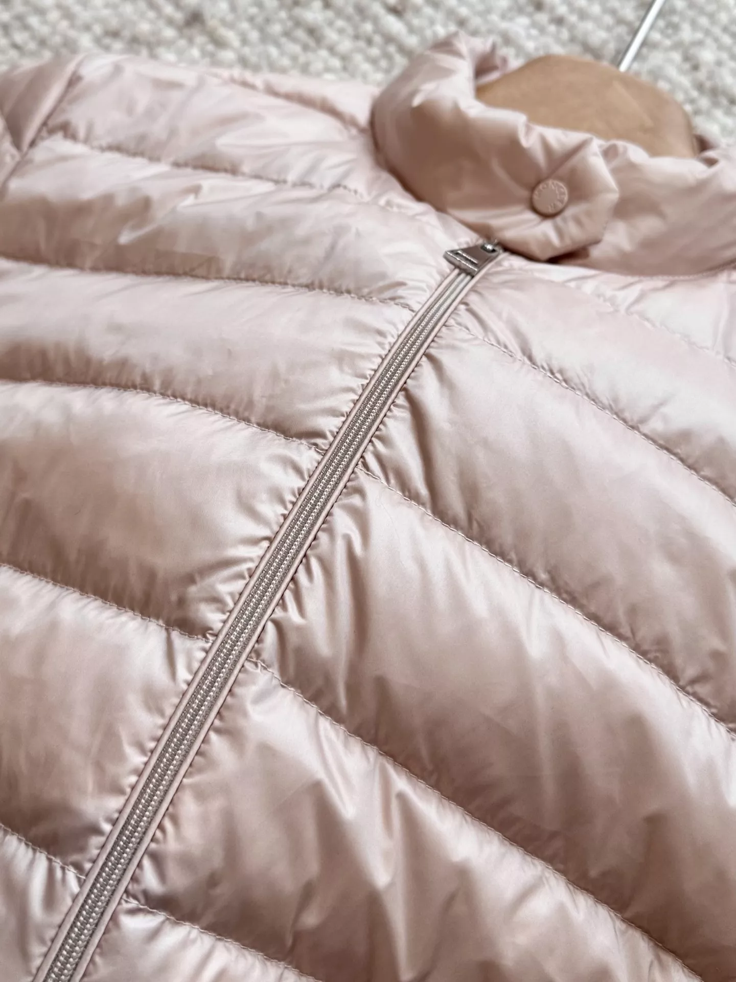 몽클레어 경량 라운드넥 퀼팅 쇼트 패딩 상세 이미지 66