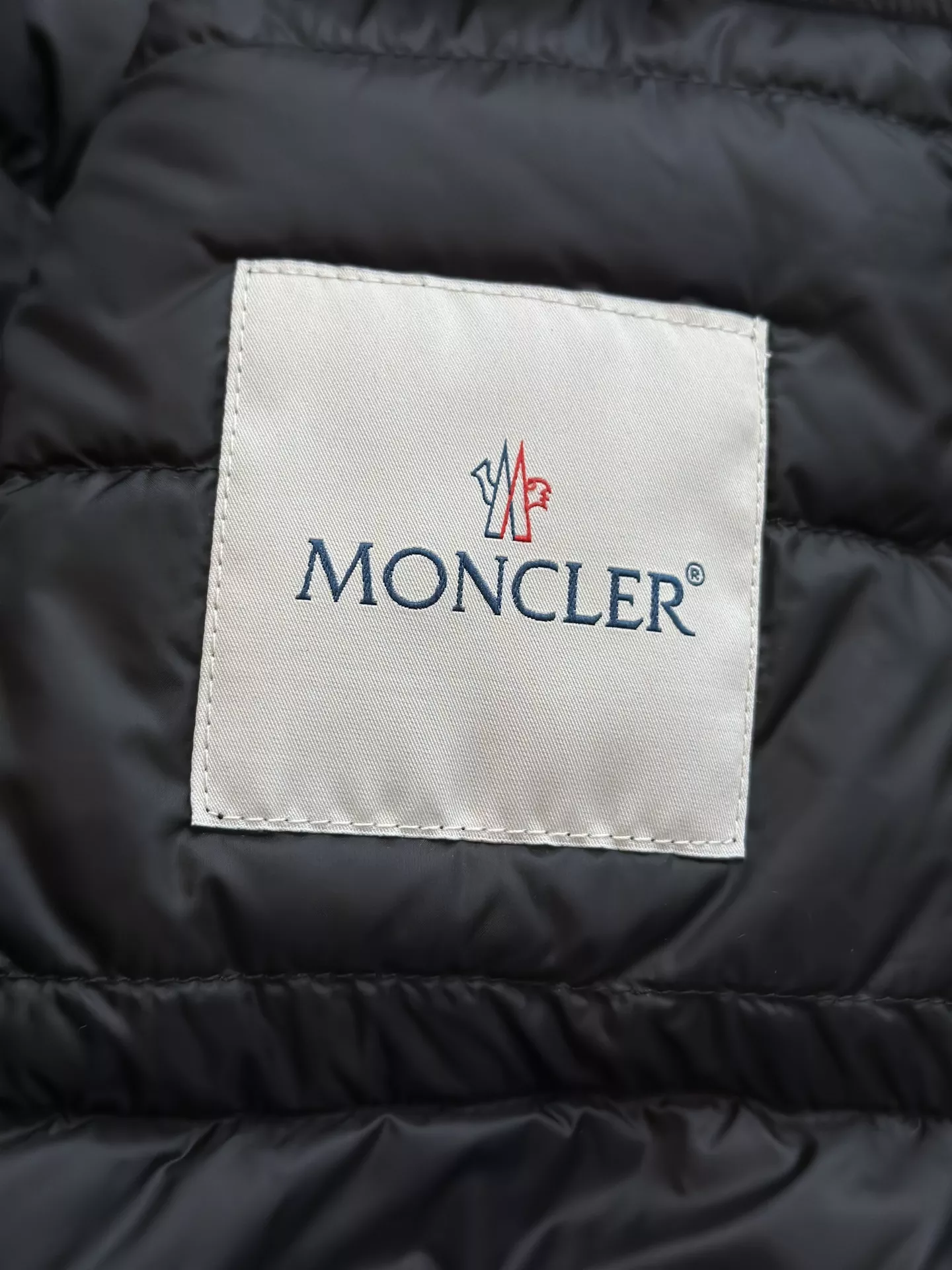 몽클레어 경량 라운드넥 퀼팅 쇼트 패딩 상세 이미지 93