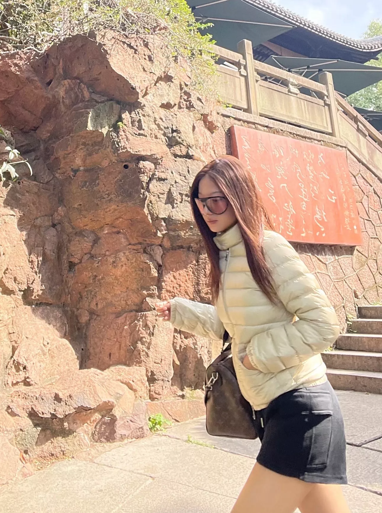 몽클레어 경량 라운드넥 퀼팅 쇼트 패딩 상세 이미지 107