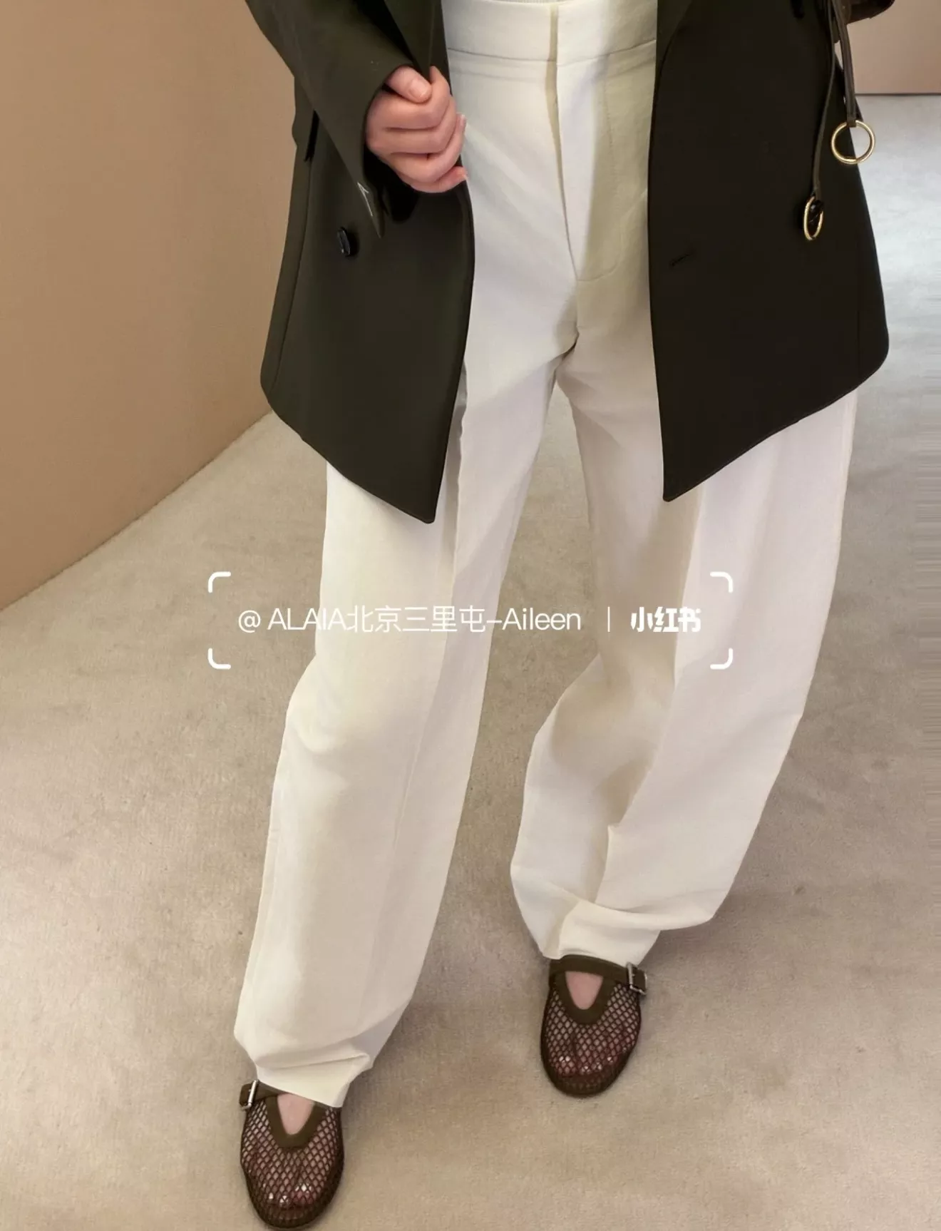 알라이아 린넨 플리츠 커브드 와이드 팬츠 상세 이미지 10
