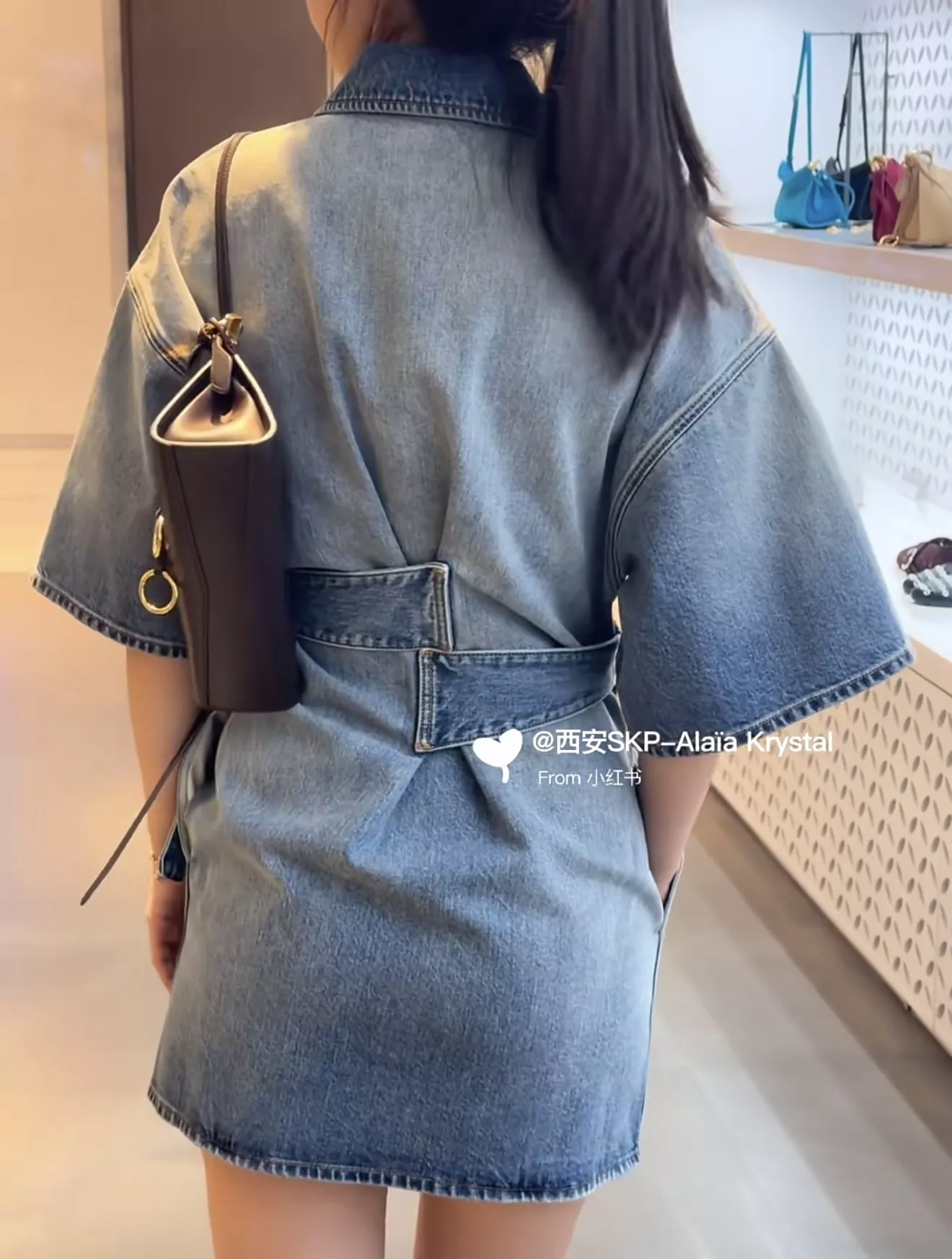 알라이아 비대칭 벨트 디테일 데님 셔츠 원피스 상세 이미지 15