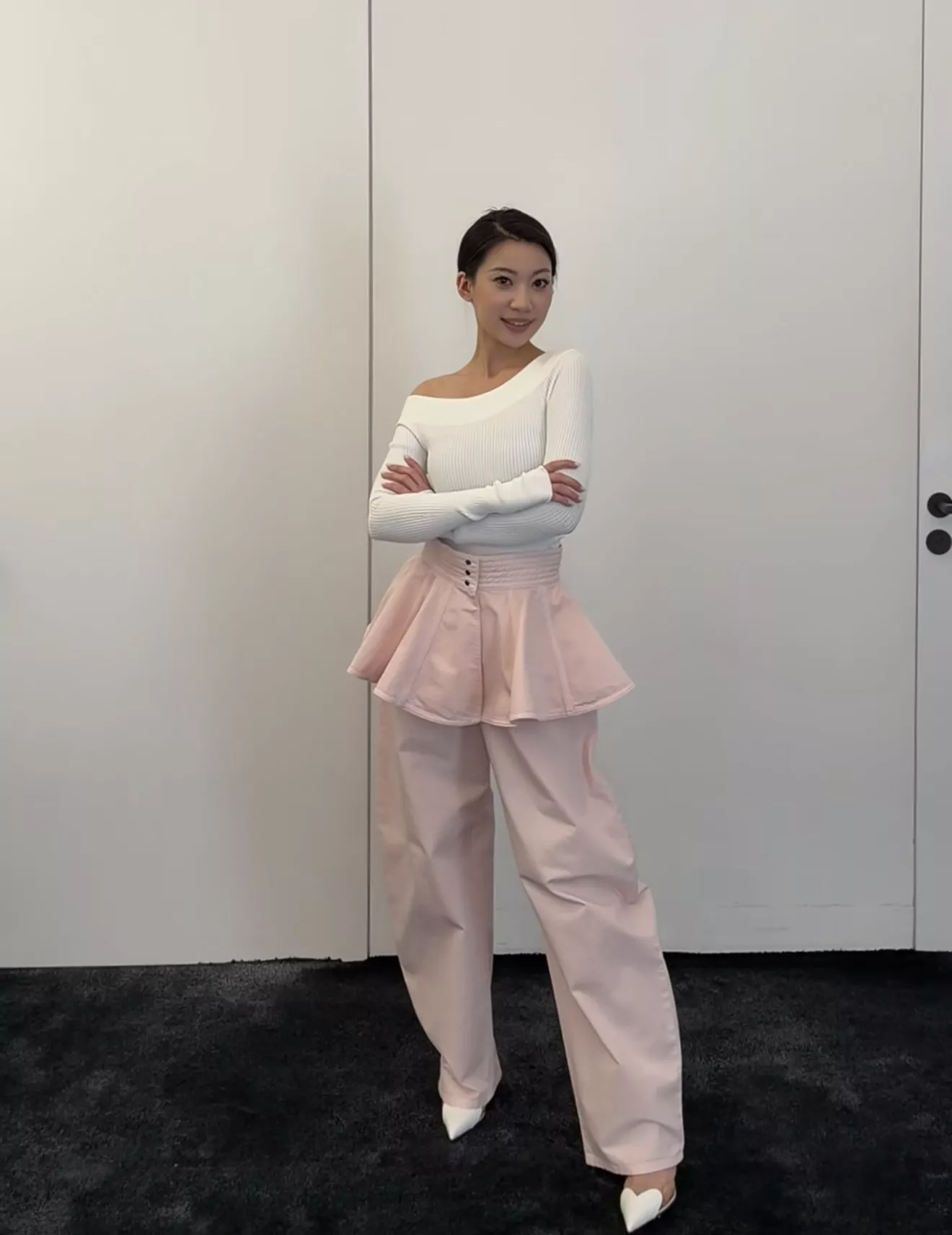 알라이아 워시드 라이트핑크 커브드 데님 팬츠 상세 이미지 35
