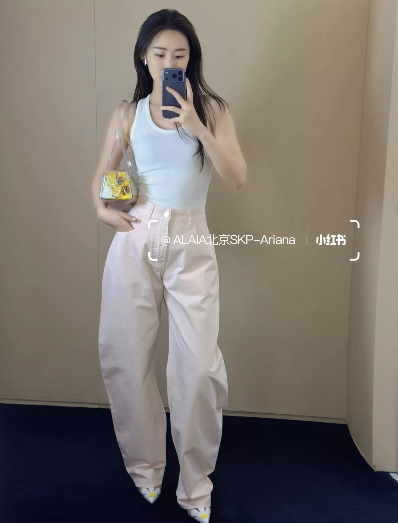 알라이아 워시드 라이트핑크 커브드 데님 팬츠 상세 이미지 10