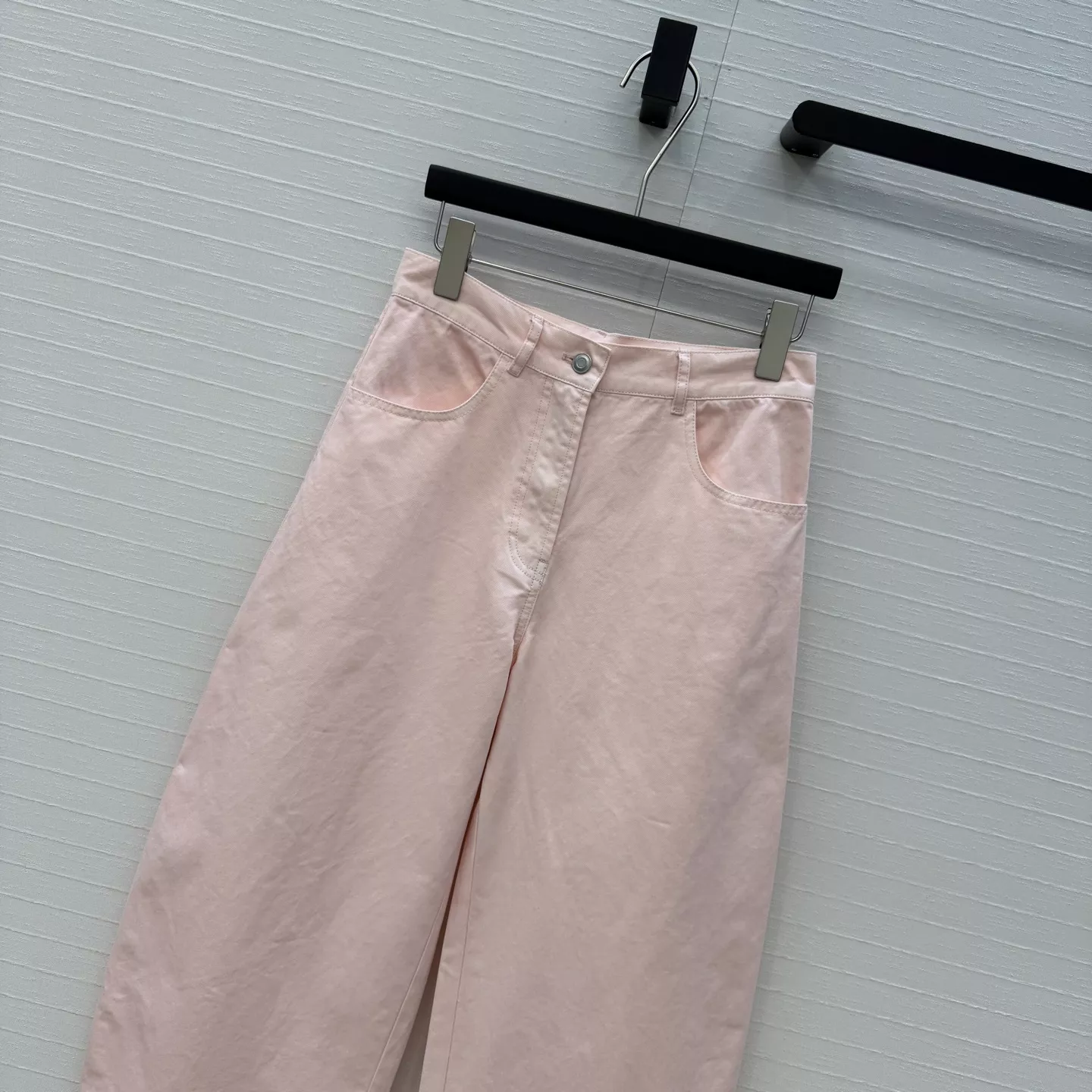알라이아 워시드 라이트핑크 커브드 데님 팬츠 상세 이미지 2