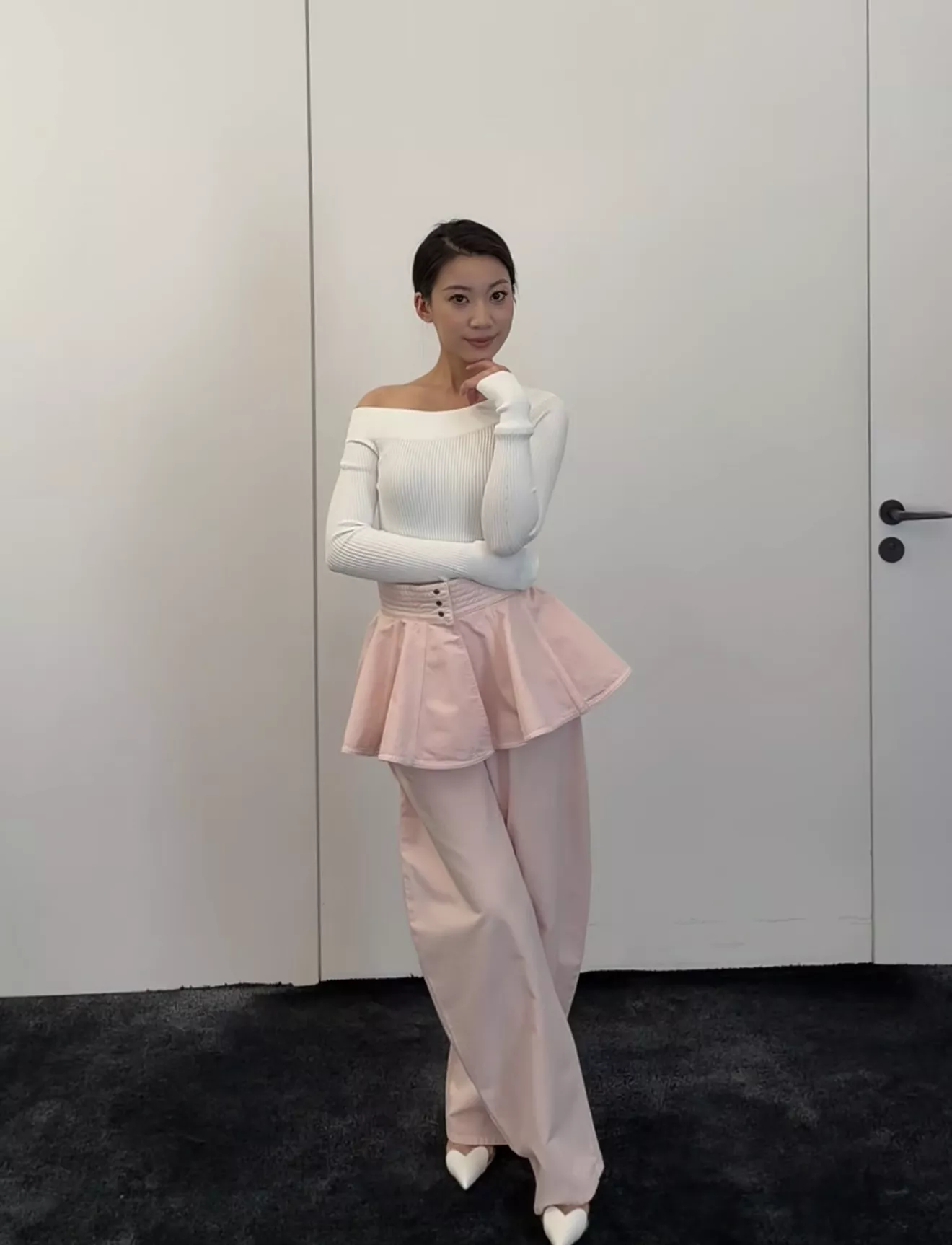 알라이아 워시드 라이트핑크 커브드 데님 팬츠 상세 이미지 32