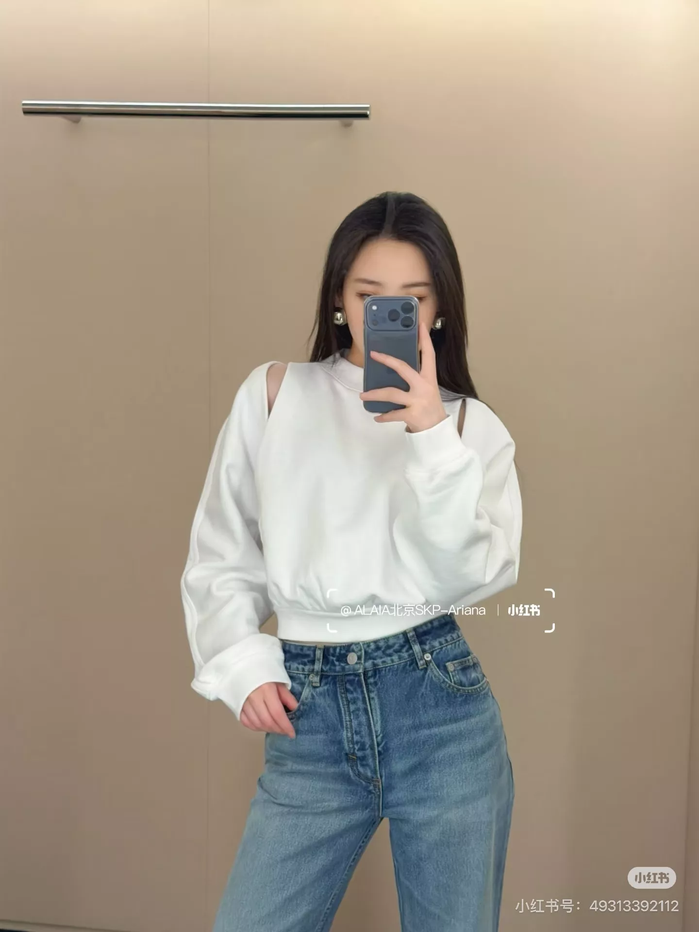 알라이아 오프숄더 크롭 루즈핏 맨투맨 티셔츠 상세 이미지 15