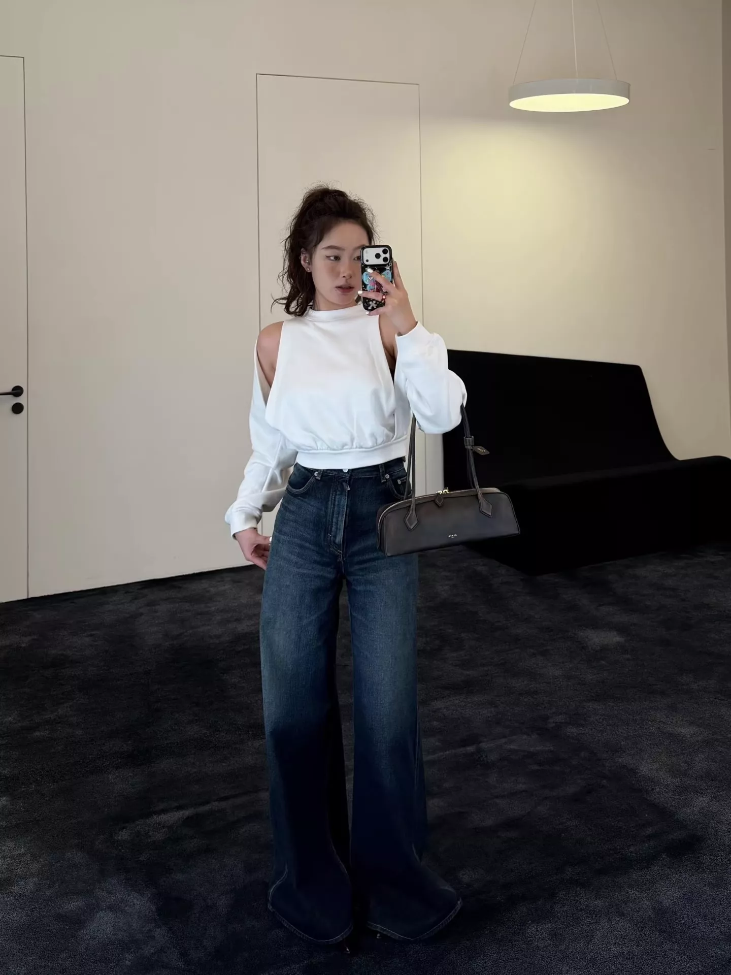 알라이아 오프숄더 크롭 루즈핏 맨투맨 티셔츠 상세 이미지 35