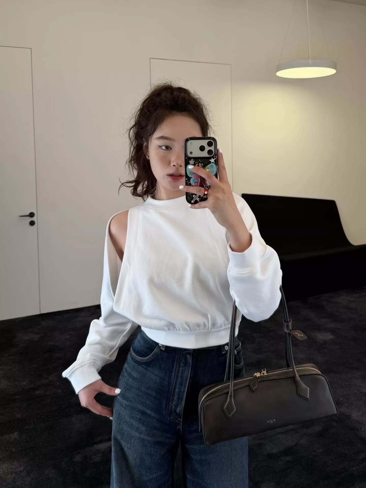 알라이아 오프숄더 크롭 루즈핏 맨투맨 티셔츠 상세 이미지 42