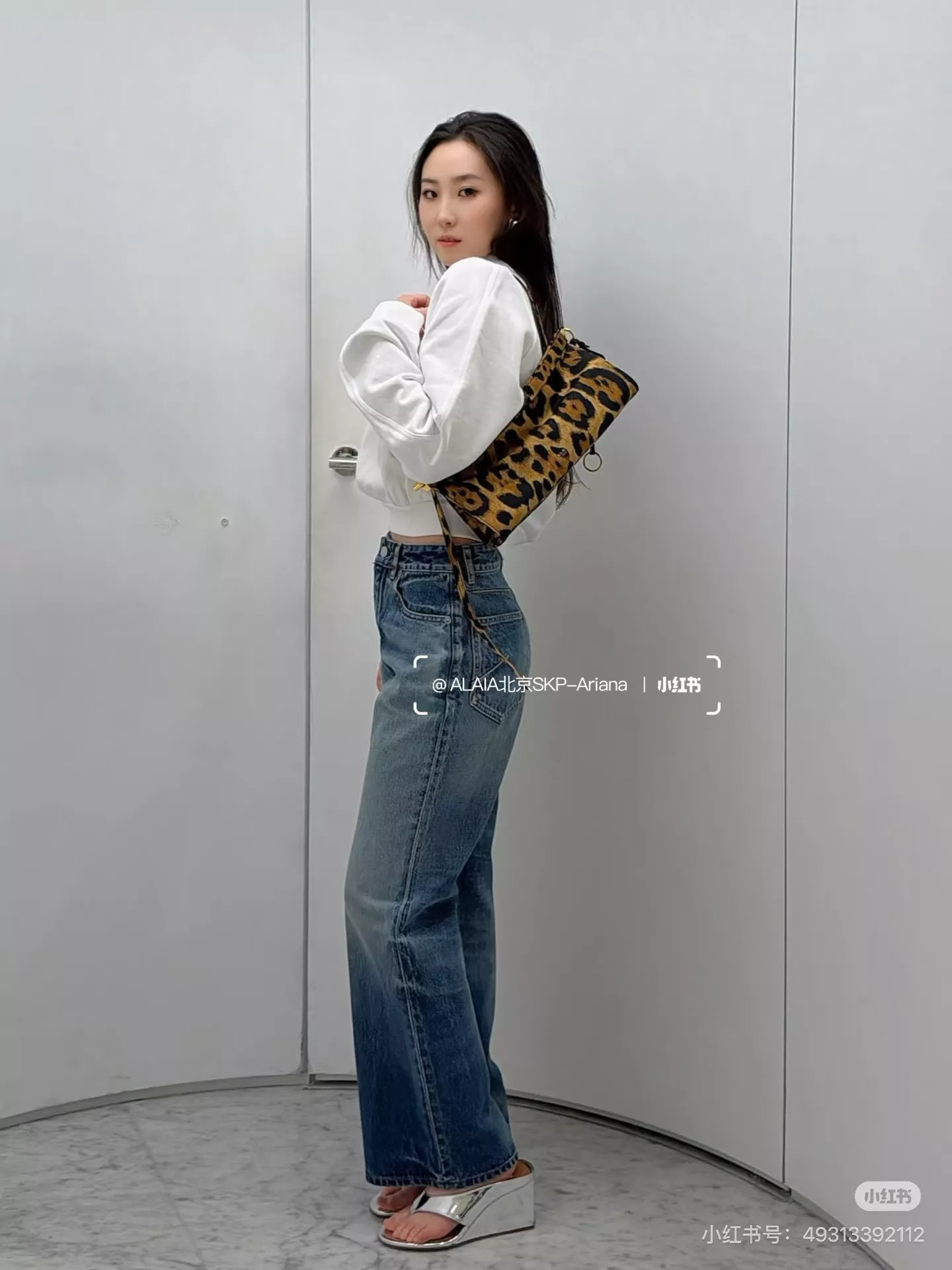 알라이아 오프숄더 크롭 루즈핏 맨투맨 티셔츠 상세 이미지 18