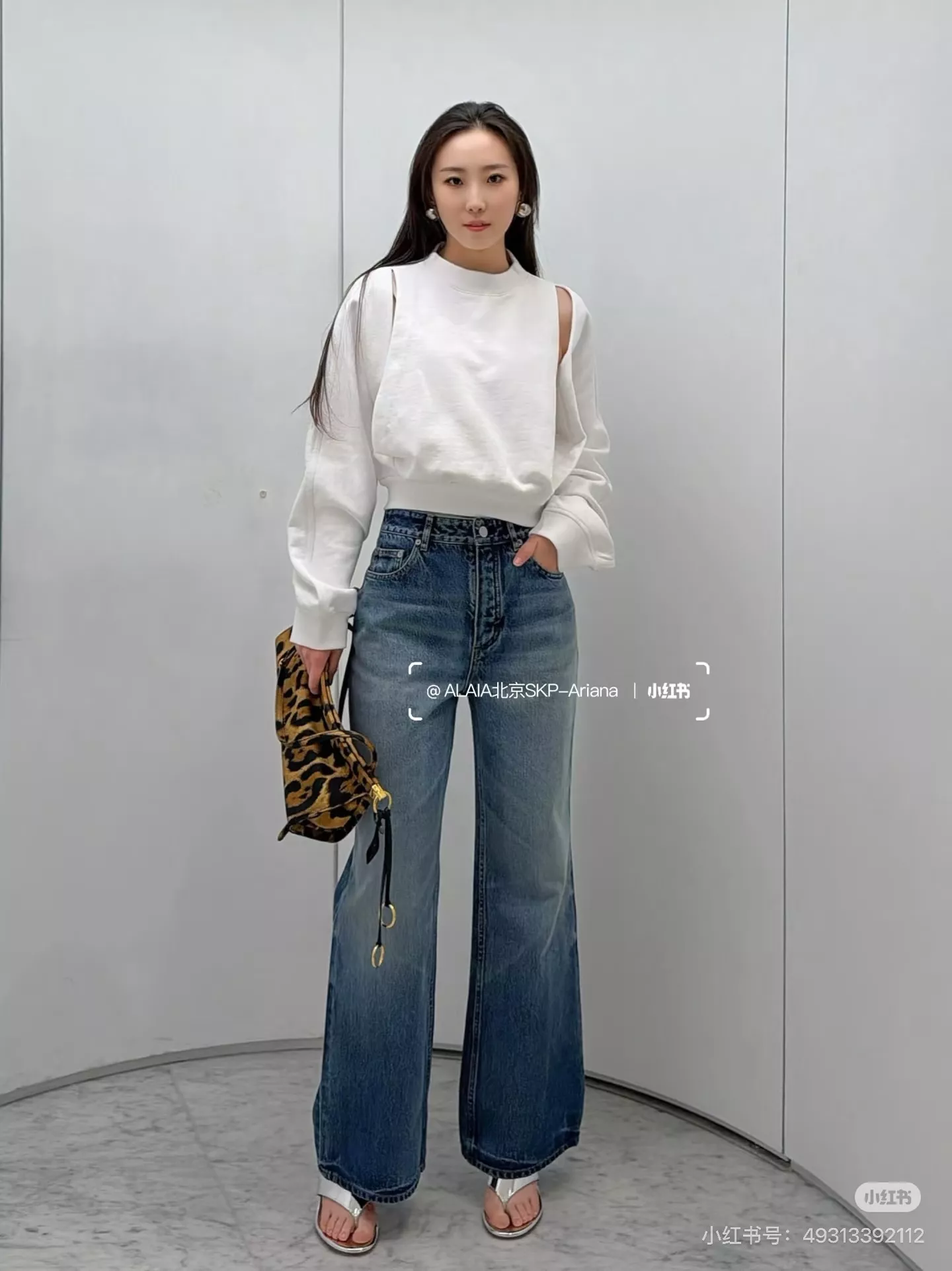 알라이아 오프숄더 크롭 루즈핏 맨투맨 티셔츠 상세 이미지 17