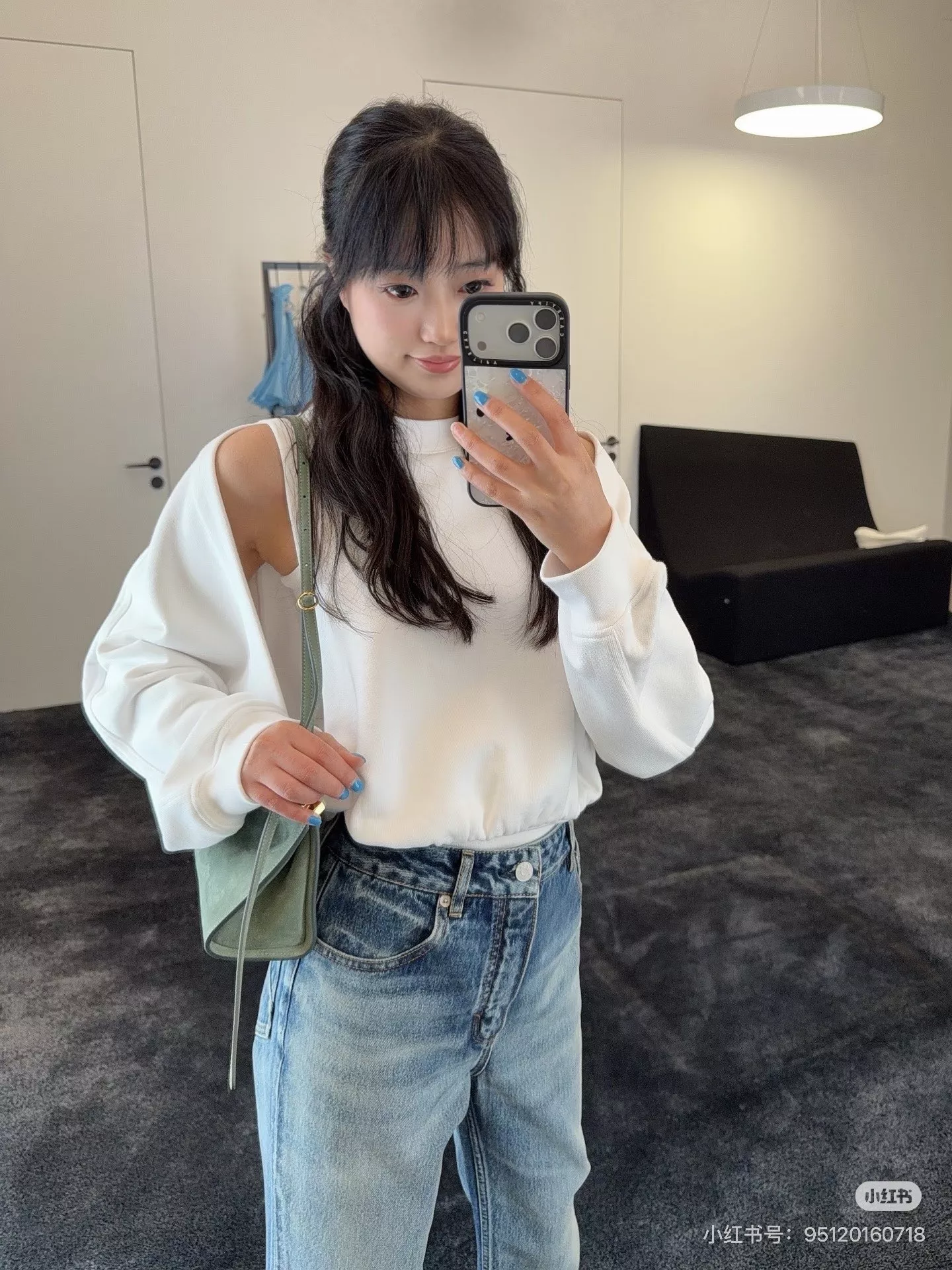 알라이아 오프숄더 크롭 루즈핏 맨투맨 티셔츠 상세 이미지 20