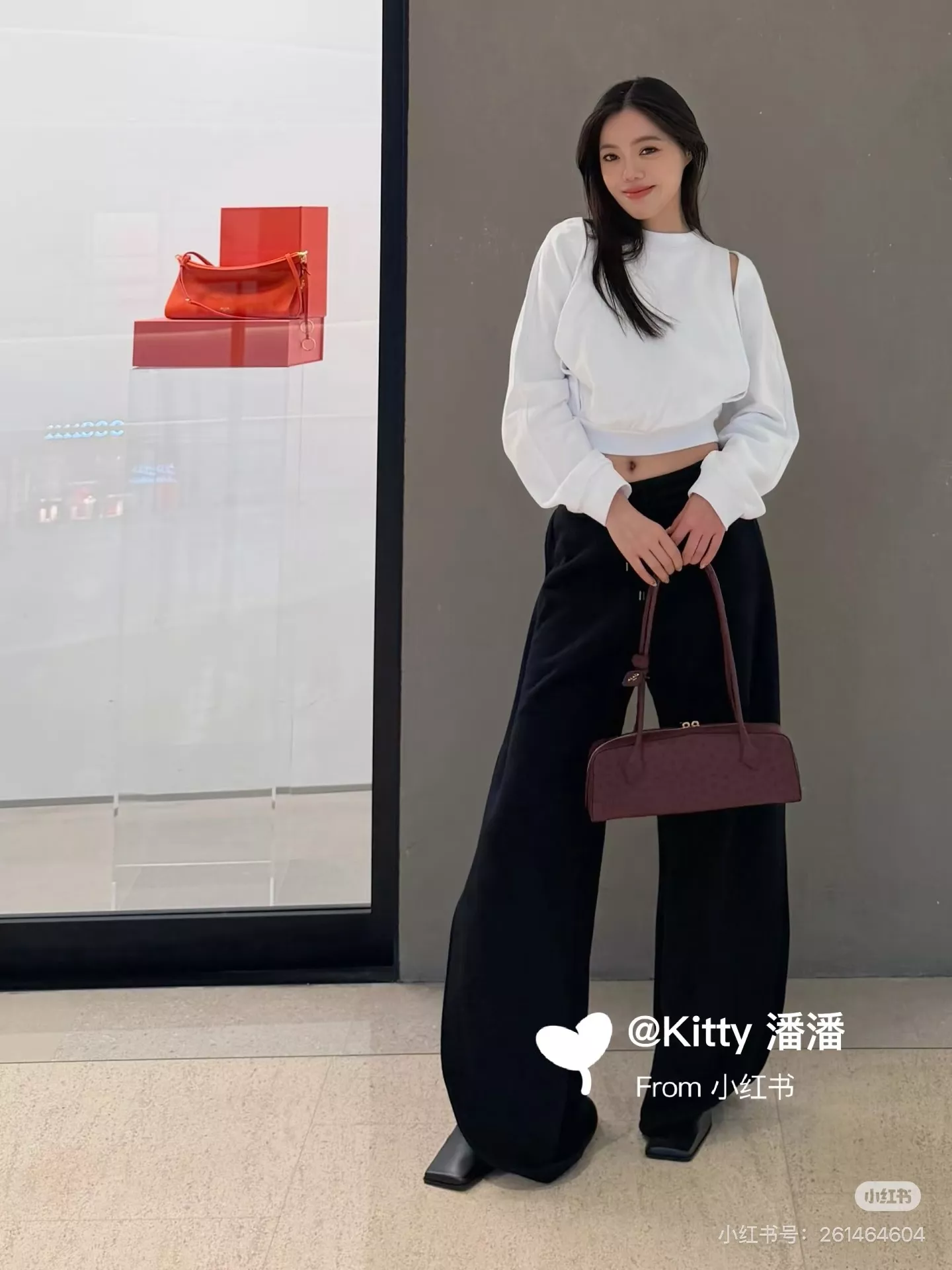 알라이아 오프숄더 크롭 루즈핏 맨투맨 티셔츠 상세 이미지 40