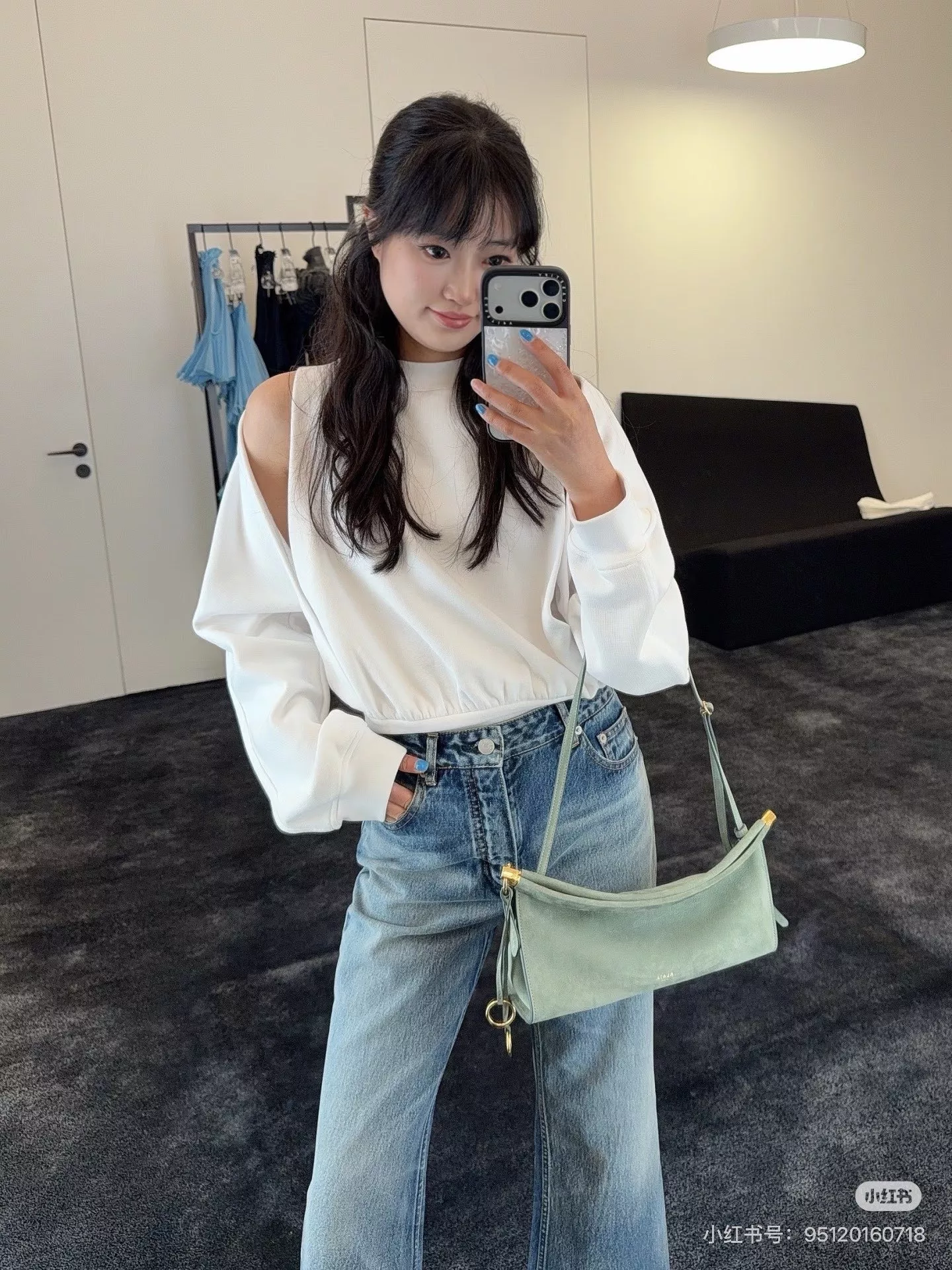 알라이아 오프숄더 크롭 루즈핏 맨투맨 티셔츠 상세 이미지 19
