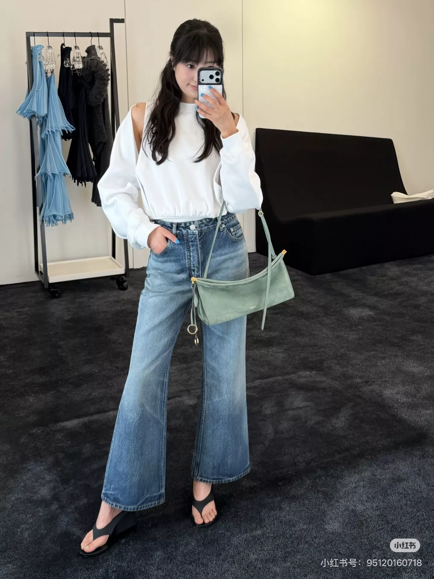 알라이아 오프숄더 크롭 루즈핏 맨투맨 티셔츠 상세 이미지 22