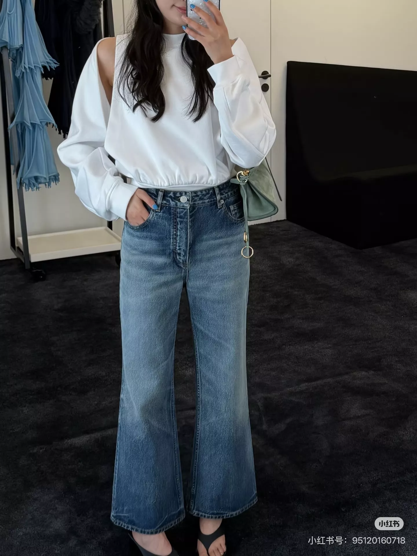 알라이아 오프숄더 크롭 루즈핏 맨투맨 티셔츠 상세 이미지 23