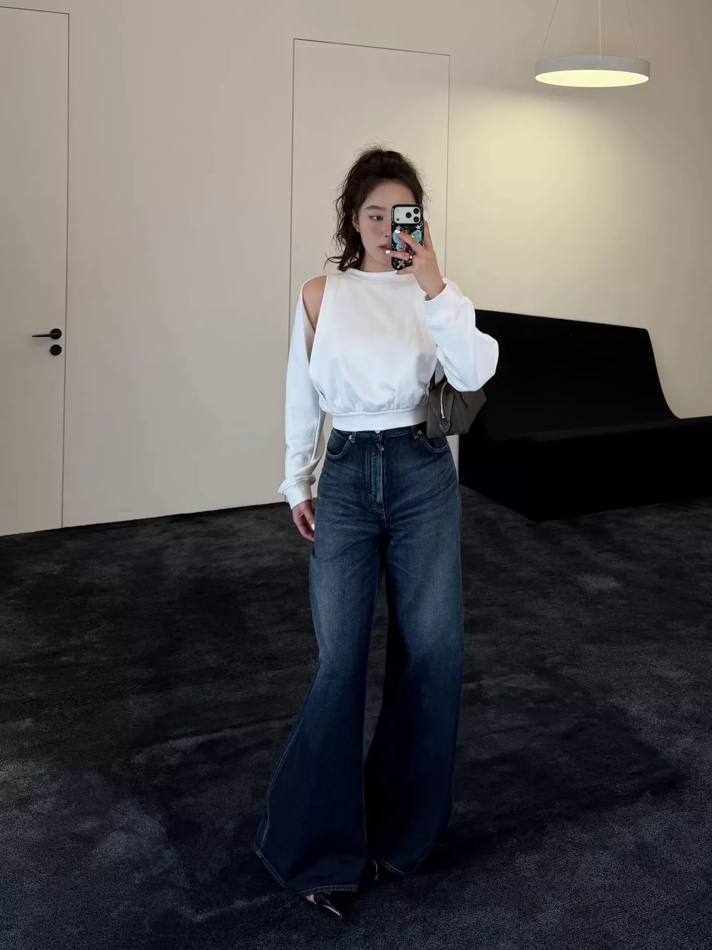 알라이아 오프숄더 크롭 루즈핏 맨투맨 티셔츠 상세 이미지 36