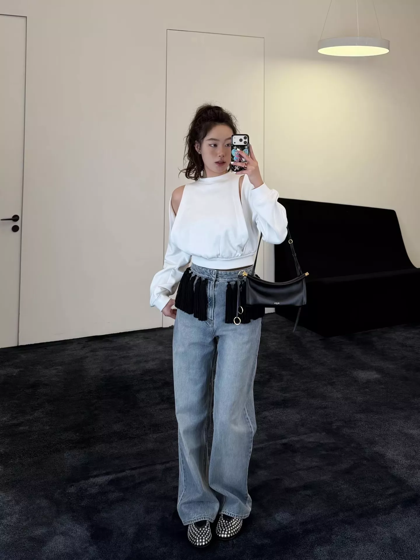 알라이아 오프숄더 크롭 루즈핏 맨투맨 티셔츠 상세 이미지 31