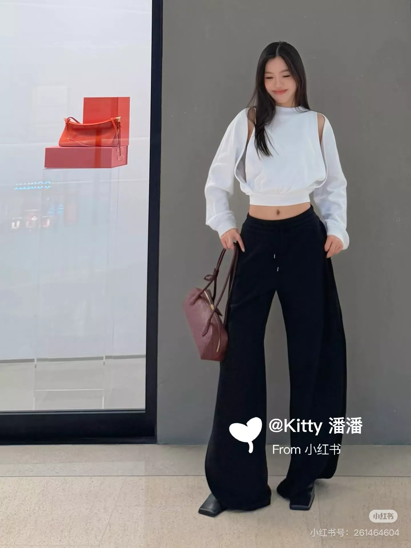 알라이아 오프숄더 크롭 루즈핏 맨투맨 티셔츠 상세 이미지 37