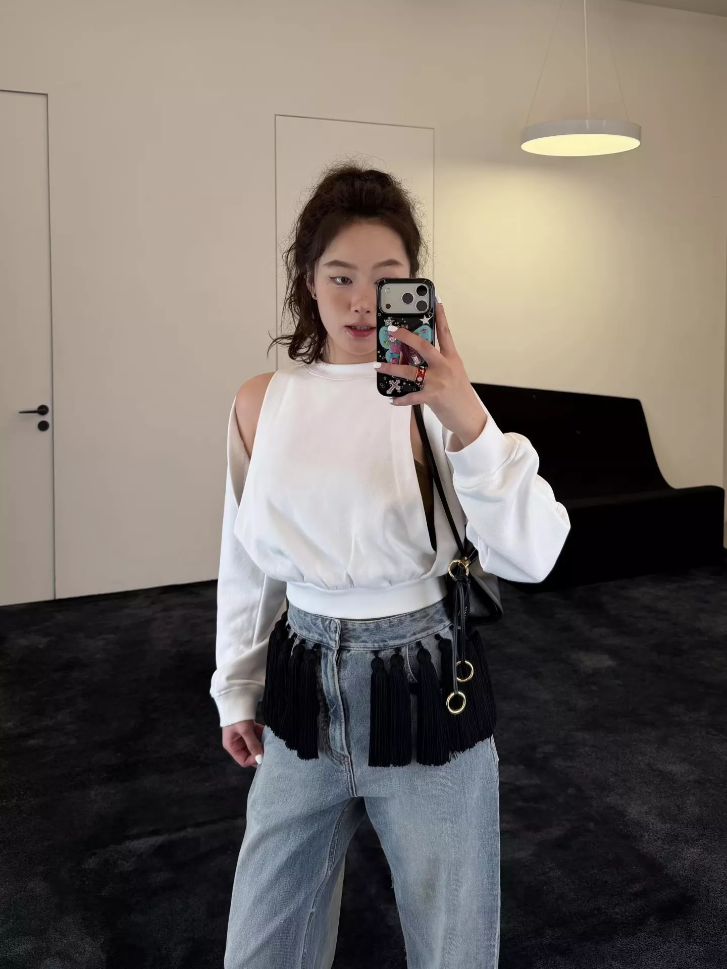 알라이아 오프숄더 크롭 루즈핏 맨투맨 티셔츠 상세 이미지 25