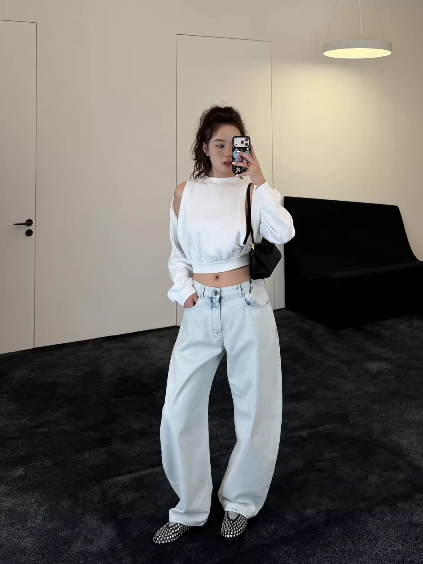 알라이아 오프숄더 크롭 루즈핏 맨투맨 티셔츠 상세 이미지 30