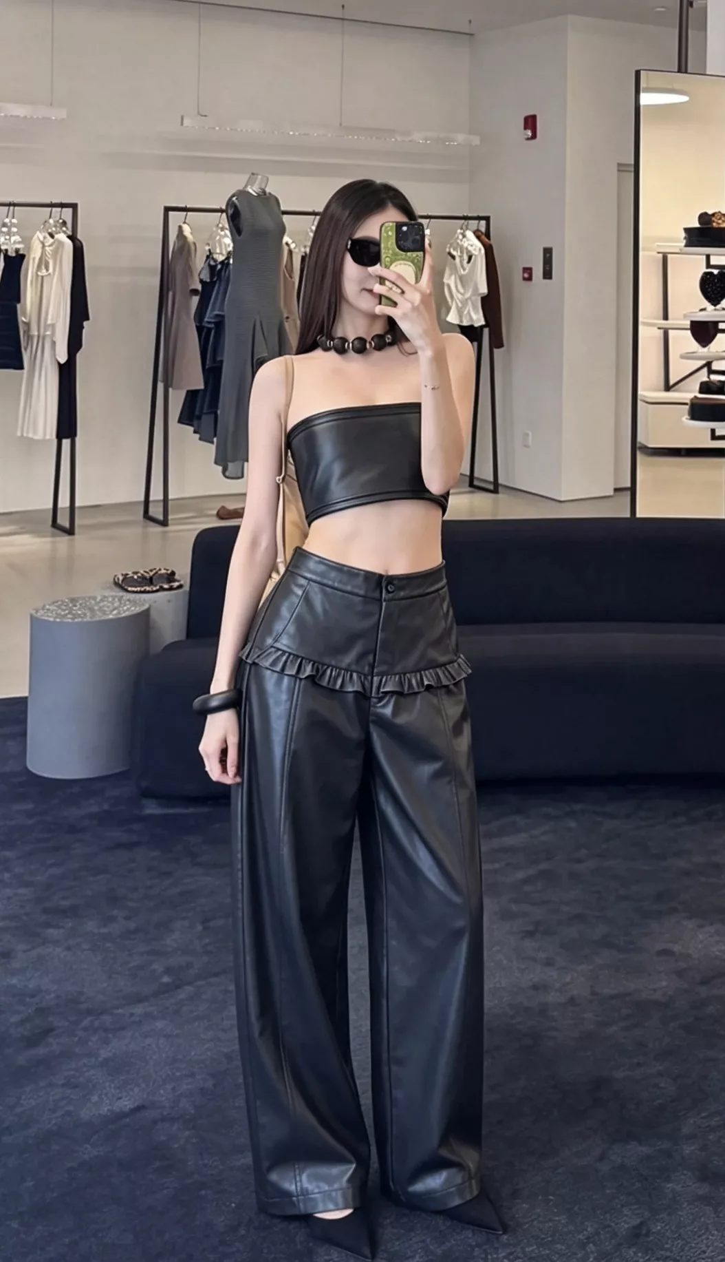알라이아 러플 레이어드 커브드 핏 양가죽 팬츠 상세 이미지 10