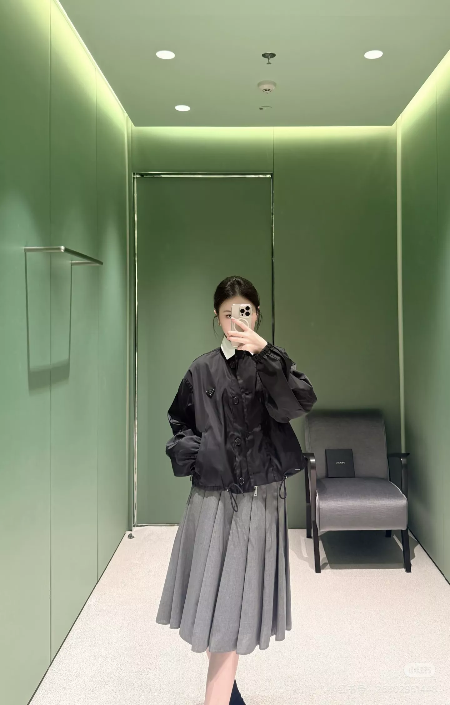프라다 라운드넥 드로스트링 재생나일론 버튼 재킷 상세 이미지 19