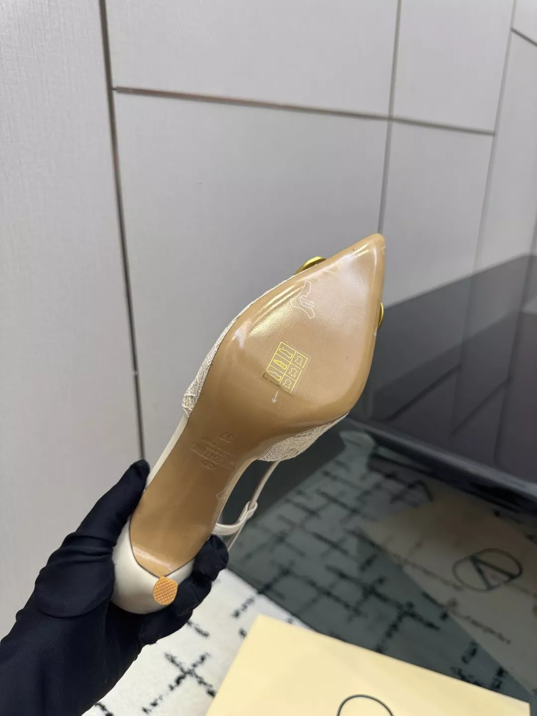 발렌티노 대형 브이 버클 스톤 패턴 펌프스 슬링백 상세 이미지 9
