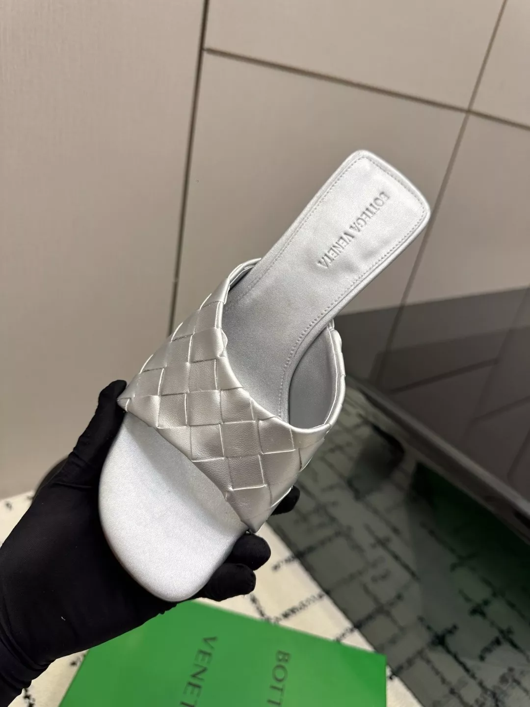 보테가베네타 인트레치아토 매트 양가죽 슬리퍼 상세 이미지 8