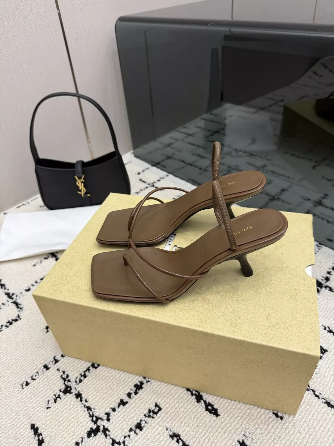 더로우 프렌치 빈티지 스퀘어토 미니멀 힐 샌들 상세 이미지 4