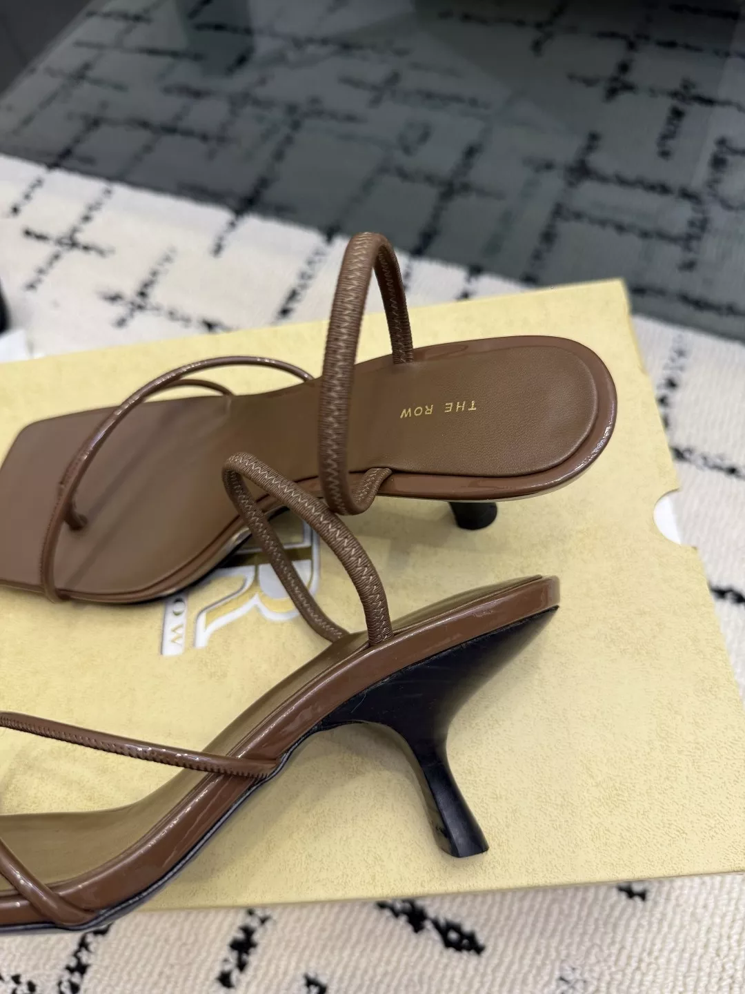 더로우 프렌치 빈티지 스퀘어토 미니멀 힐 샌들 상세 이미지 6
