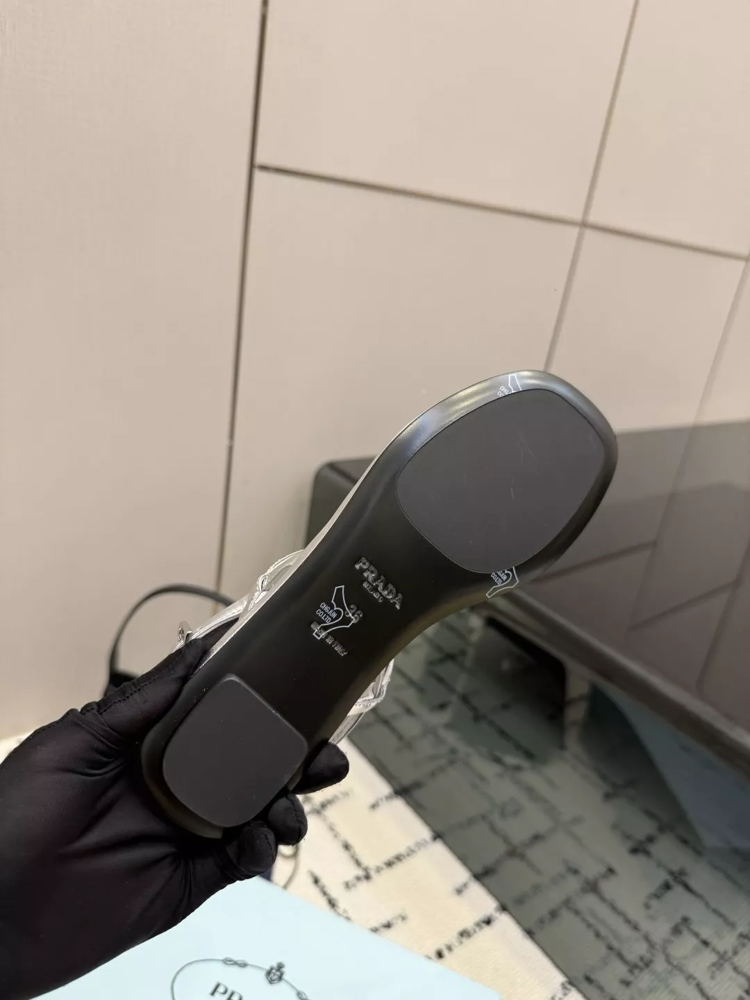 프라다 삼각 로고 레더 스트랩 샌들 상세 이미지 9