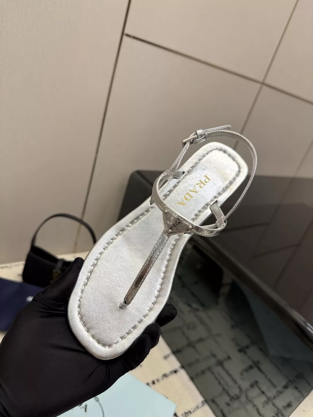 프라다 삼각 로고 레더 스트랩 샌들 상세 이미지 8