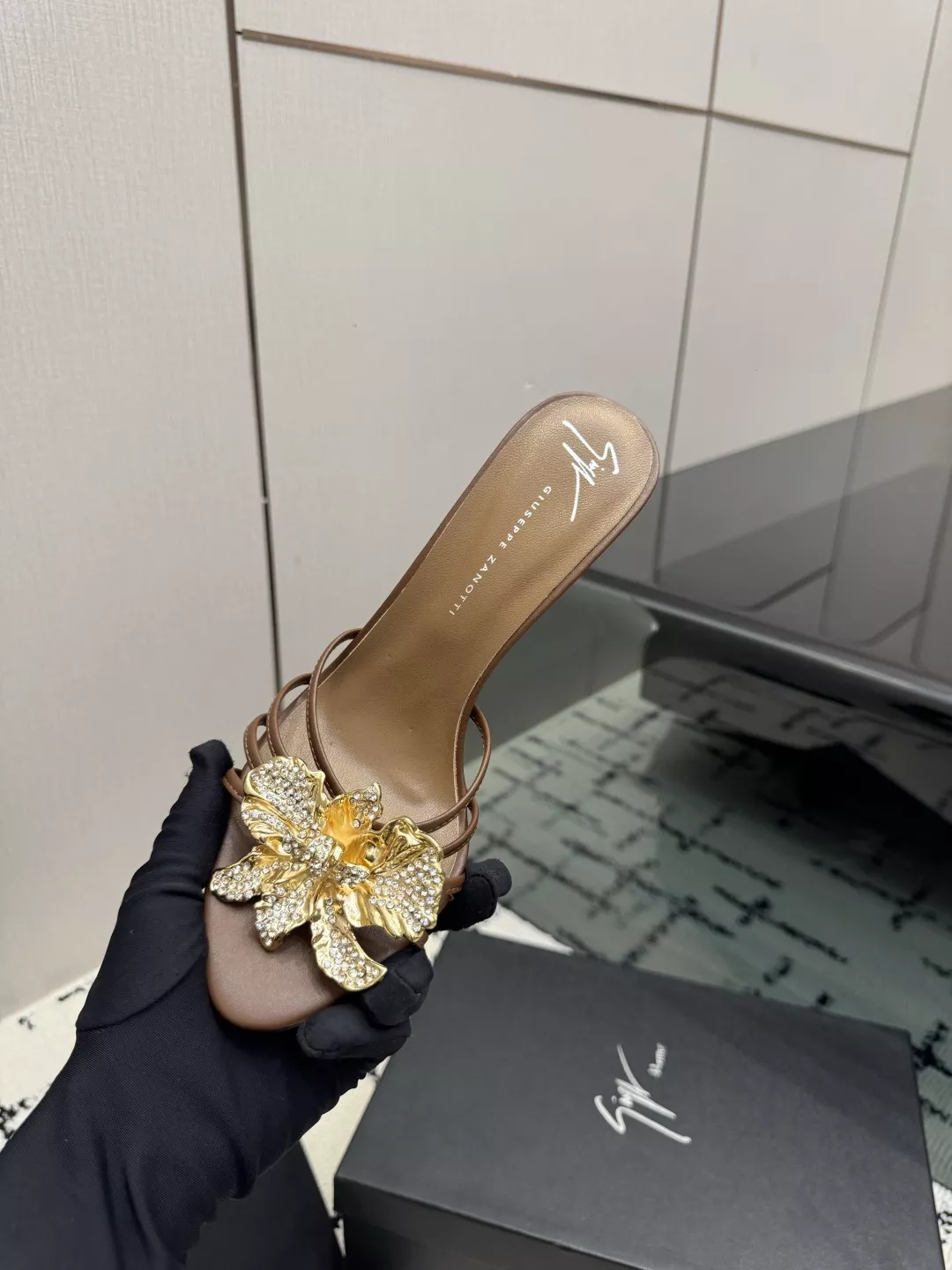 주세페자노티 플라워 장식 레더 하이토오픈 뮬 상세 이미지 8