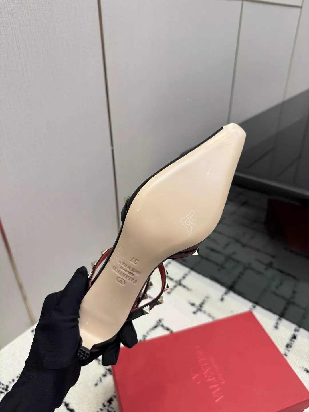 발렌티노 브이로고 시그니처 양가죽 펌프스 스트랩 상세 이미지 9