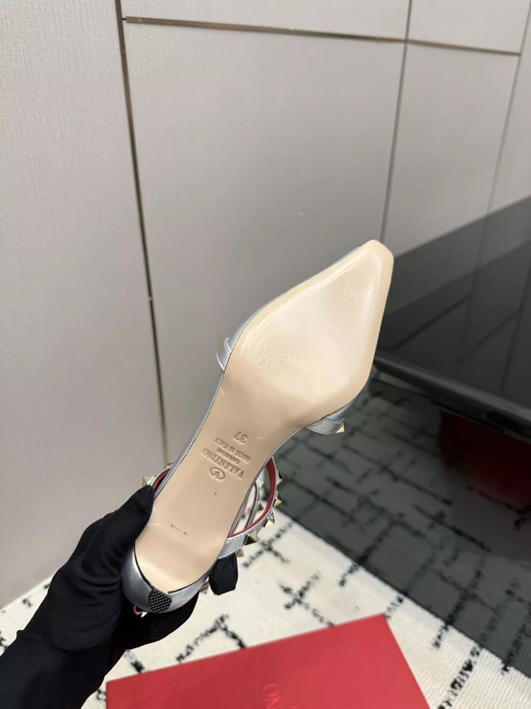 발렌티노 브이로고 시그니처 양가죽 펌프스 스트랩 상세 이미지 9