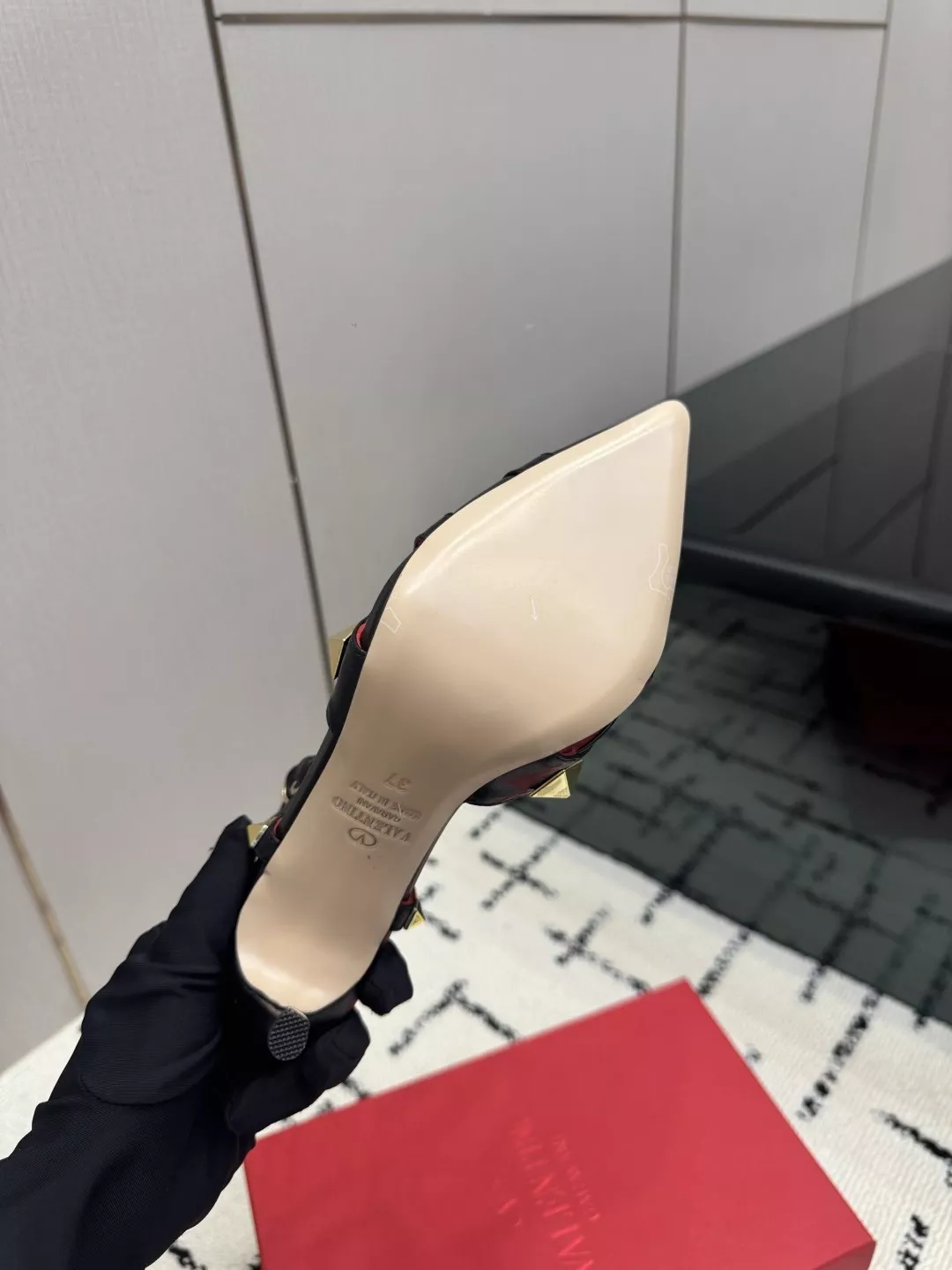 발렌티노 브이로고 시그니처 양가죽 포인티드 펌프스 스트랩 상세 이미지 9