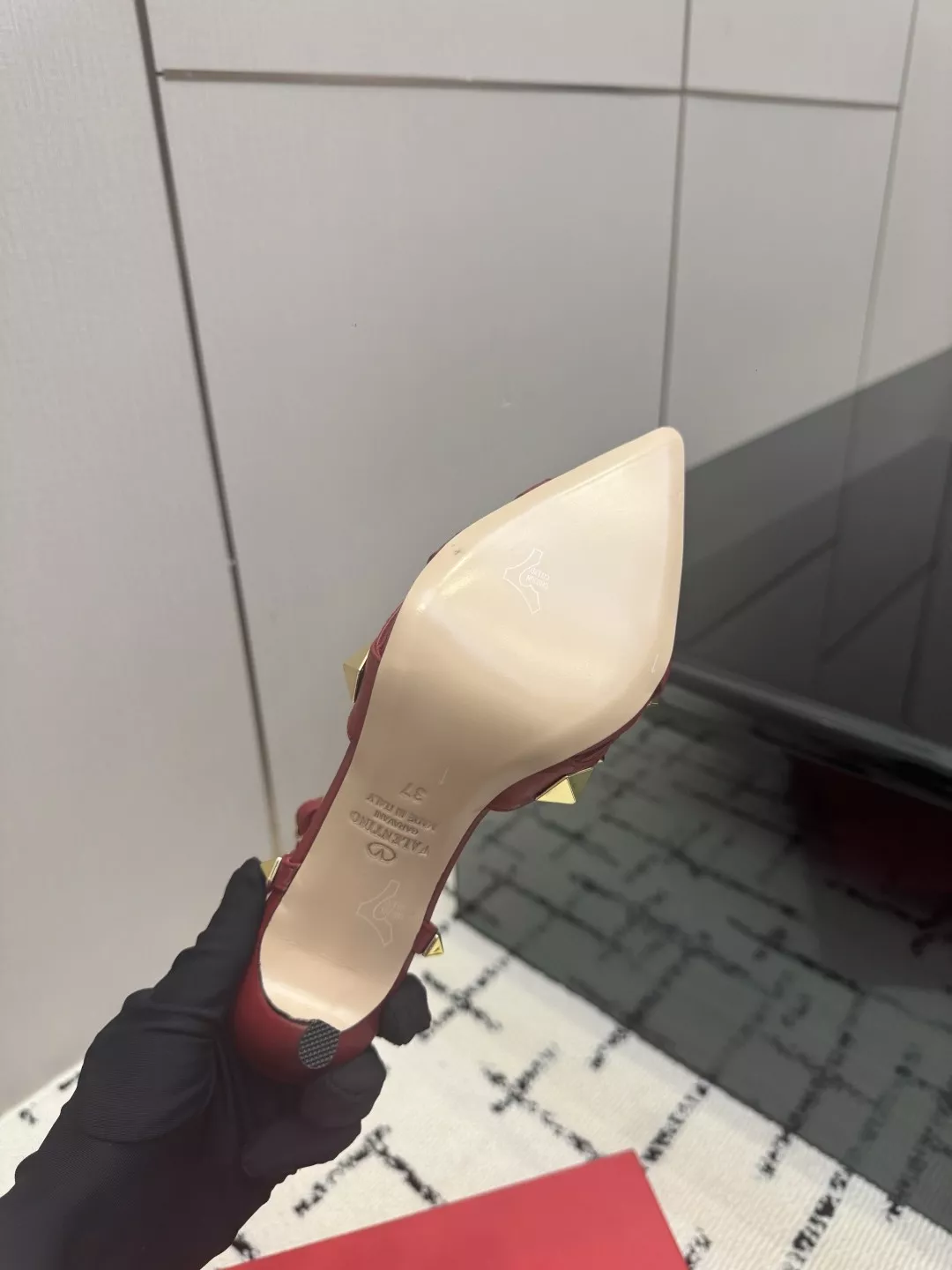 발렌티노 브이로고 시그니처 스터드 양가죽 펌프스 스트랩 상세 이미지 9