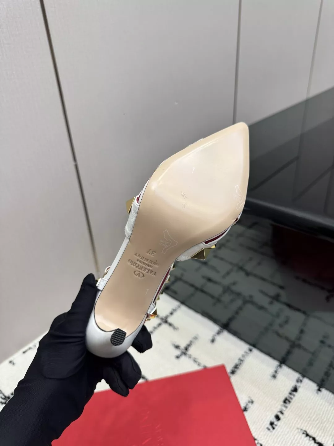 발렌티노 브이로고 시그니처 양가죽 펌프스 스트랩 상세 이미지 9