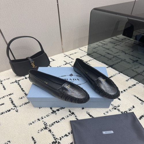 프라다 뾰족코 리본 디테일 슬립온 로퍼